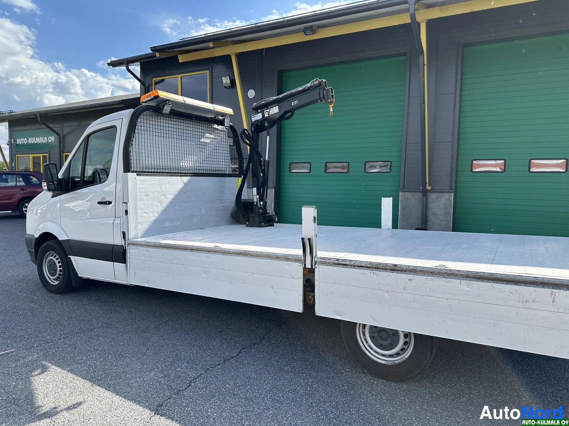 Valkoinen Volkswagen Crafter 2015, etuviisto, keula vasemmalle, kuva 4