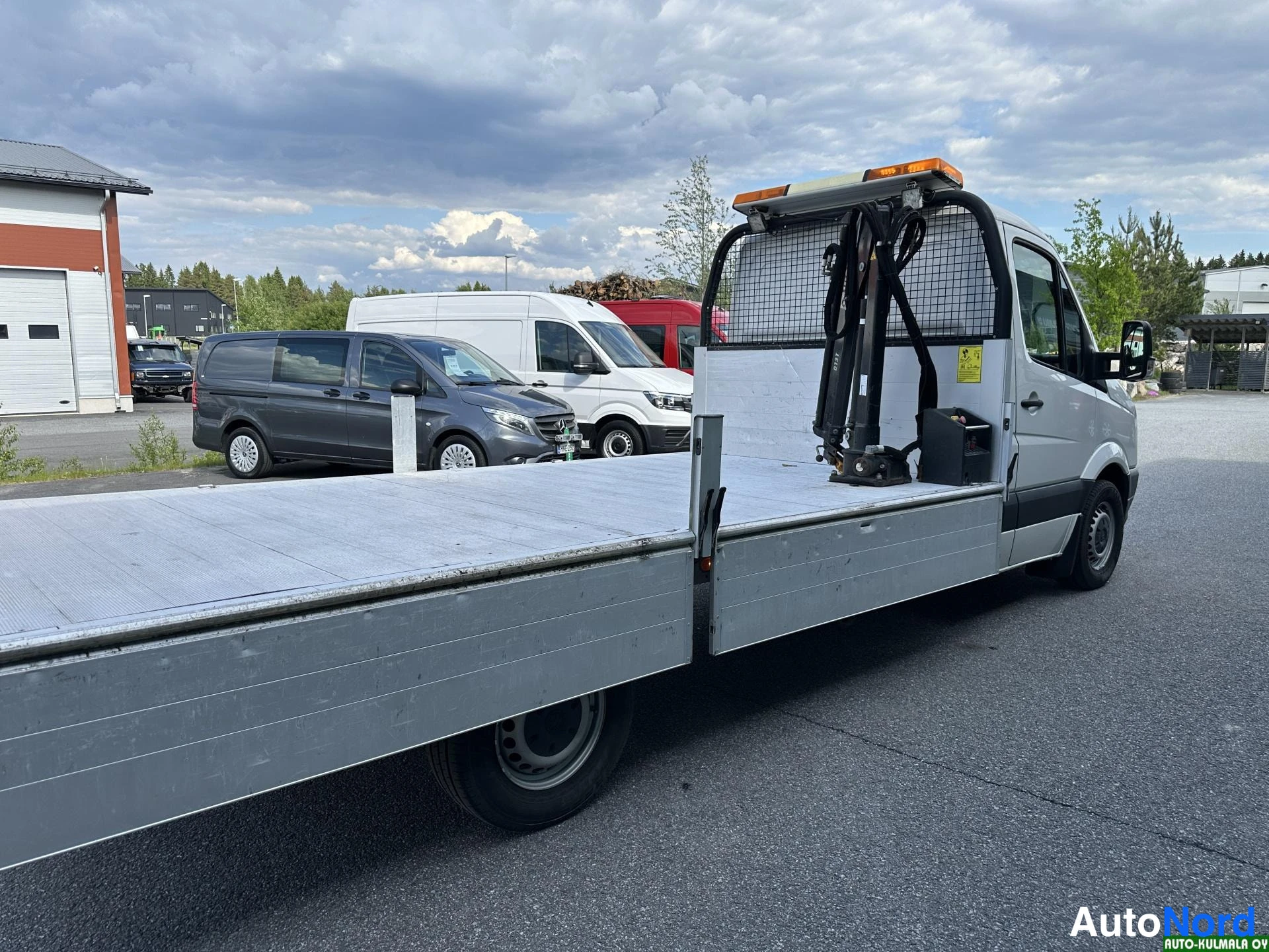 Valkoinen Volkswagen Crafter 2015, sivulta, kuva 13