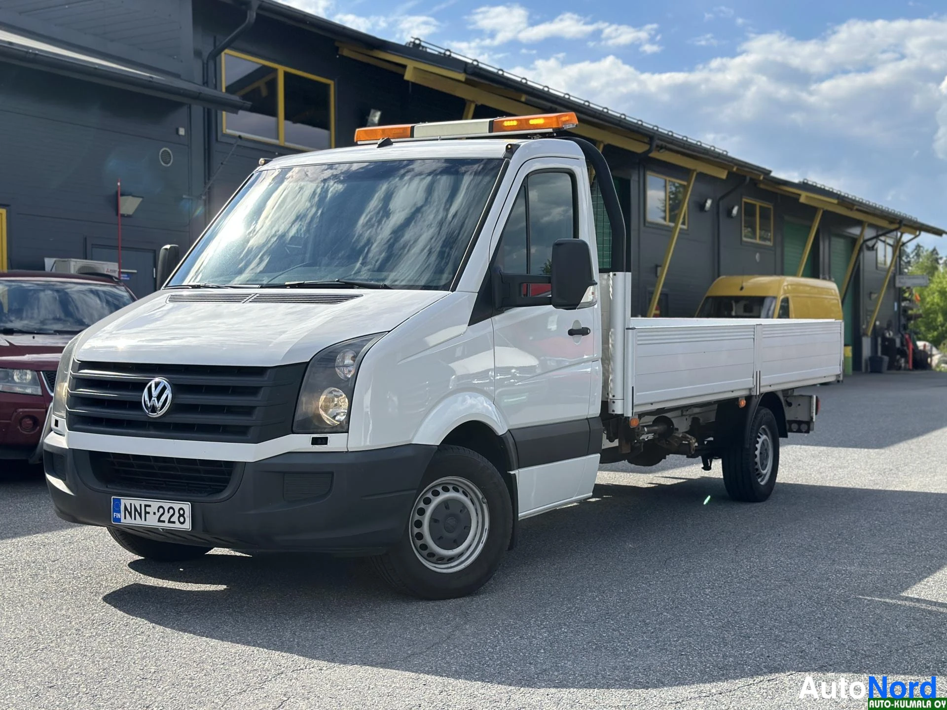 Valkoinen Volkswagen Crafter 2015, etuviisto, keula vasemmalle, kuva 5