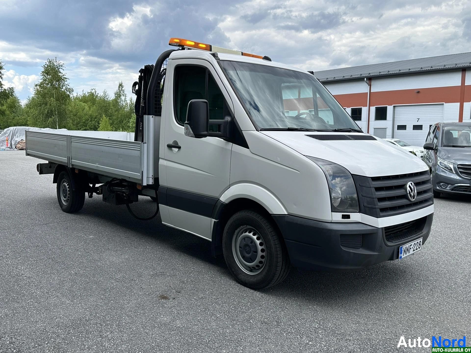Valkoinen Volkswagen Crafter 2015, etuviisto, keula oikealle, kuva 7