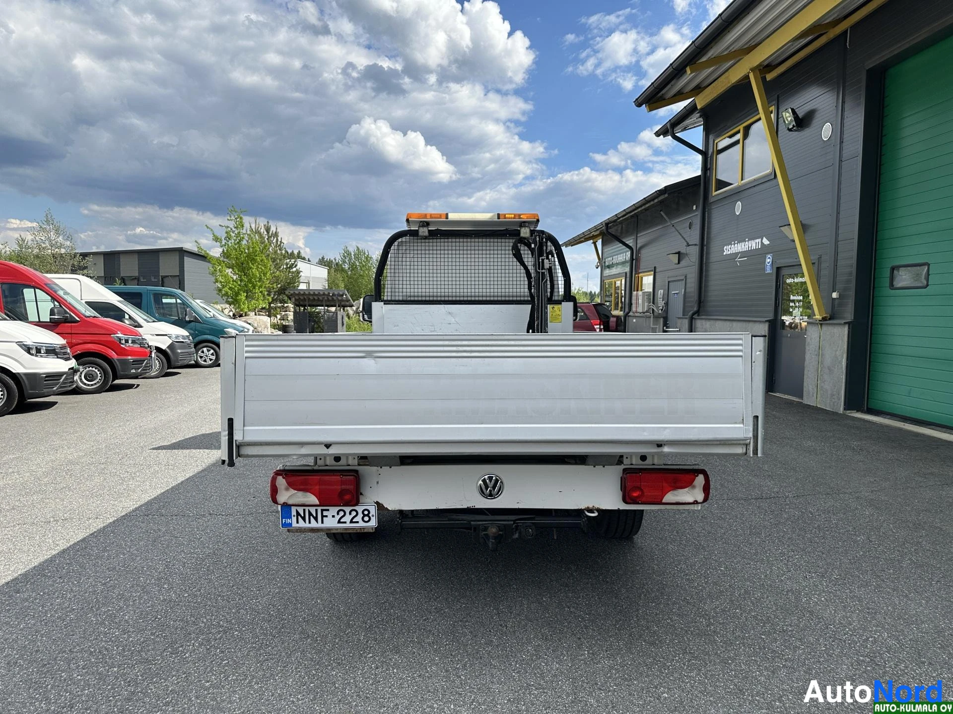 Valkoinen Volkswagen Crafter 2015, takaa, kuva 18