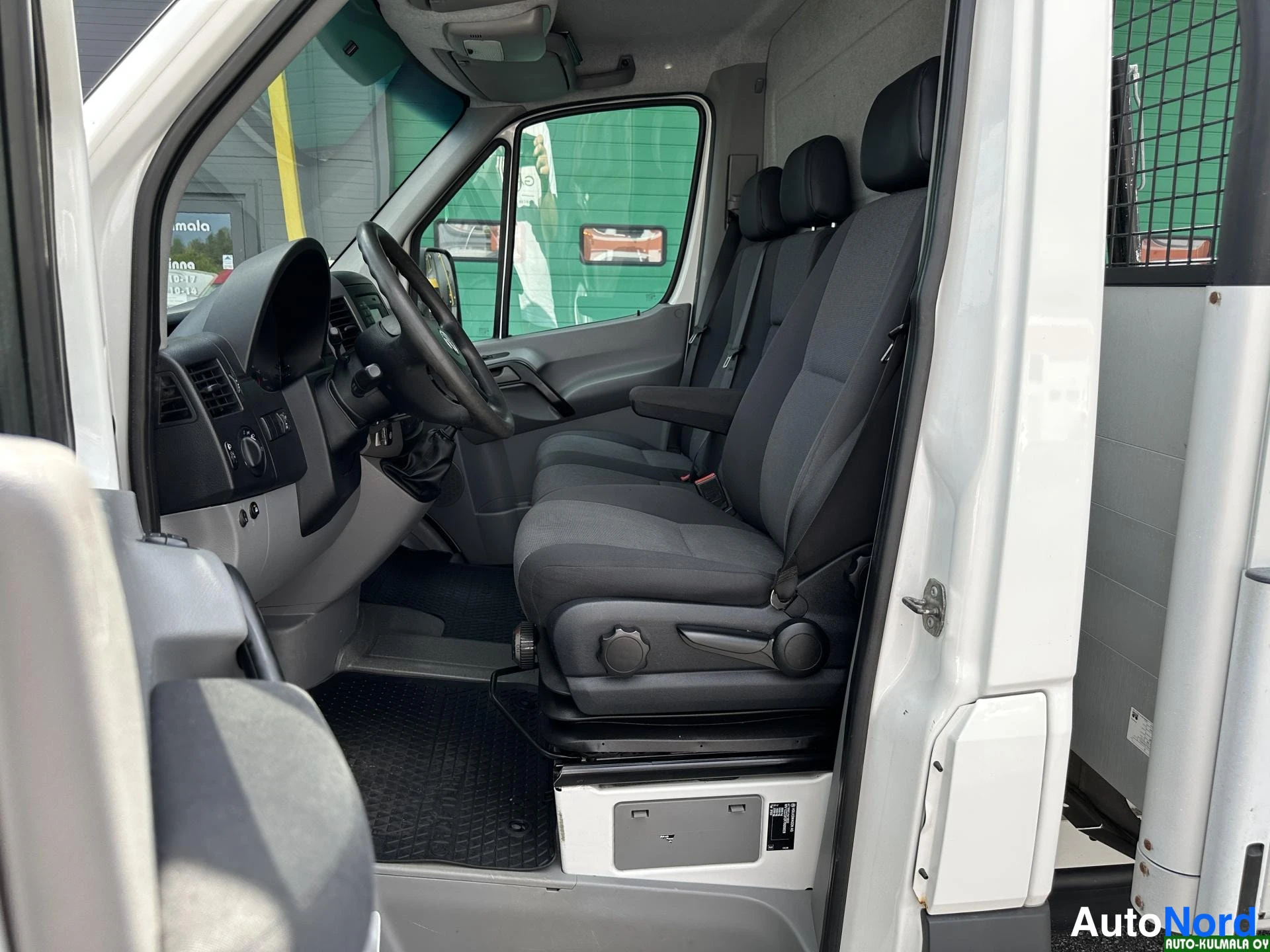 Valkoinen Volkswagen Crafter 2015, ohjaamo, kuva 22