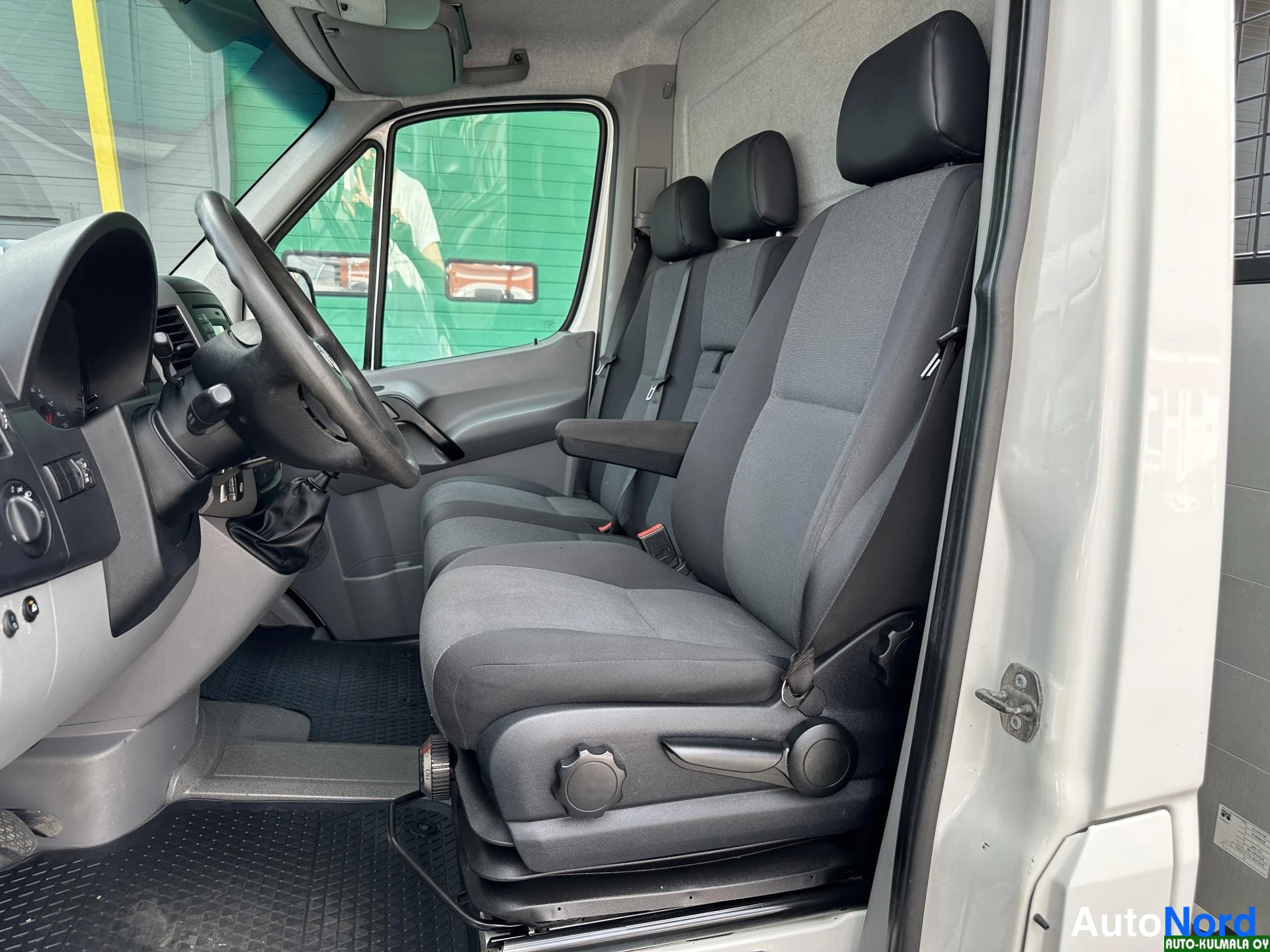 Valkoinen Volkswagen Crafter 2015, etuistuimet, kuva 23