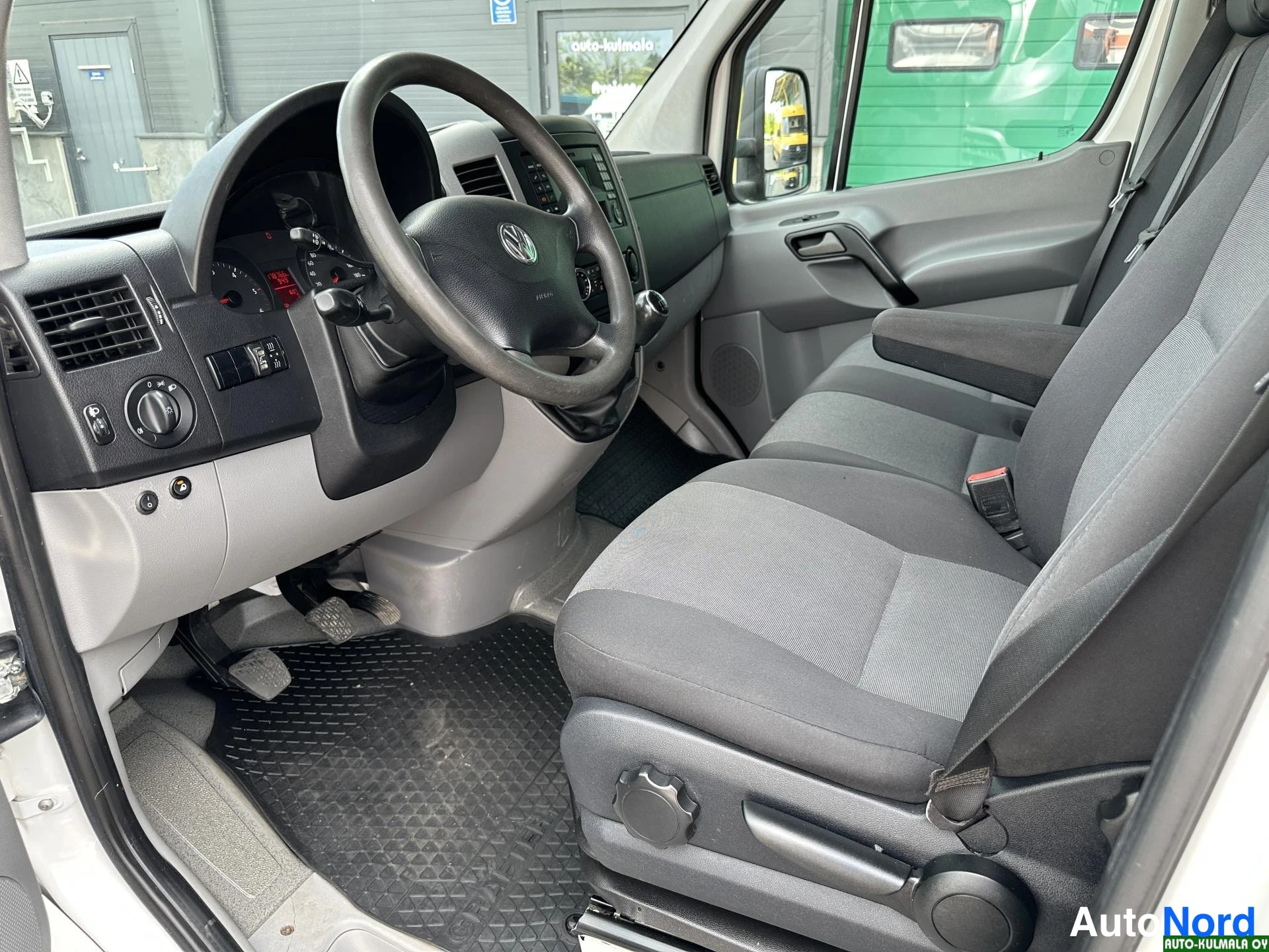 Valkoinen Volkswagen Crafter 2015, ohjaamo, kuva 20