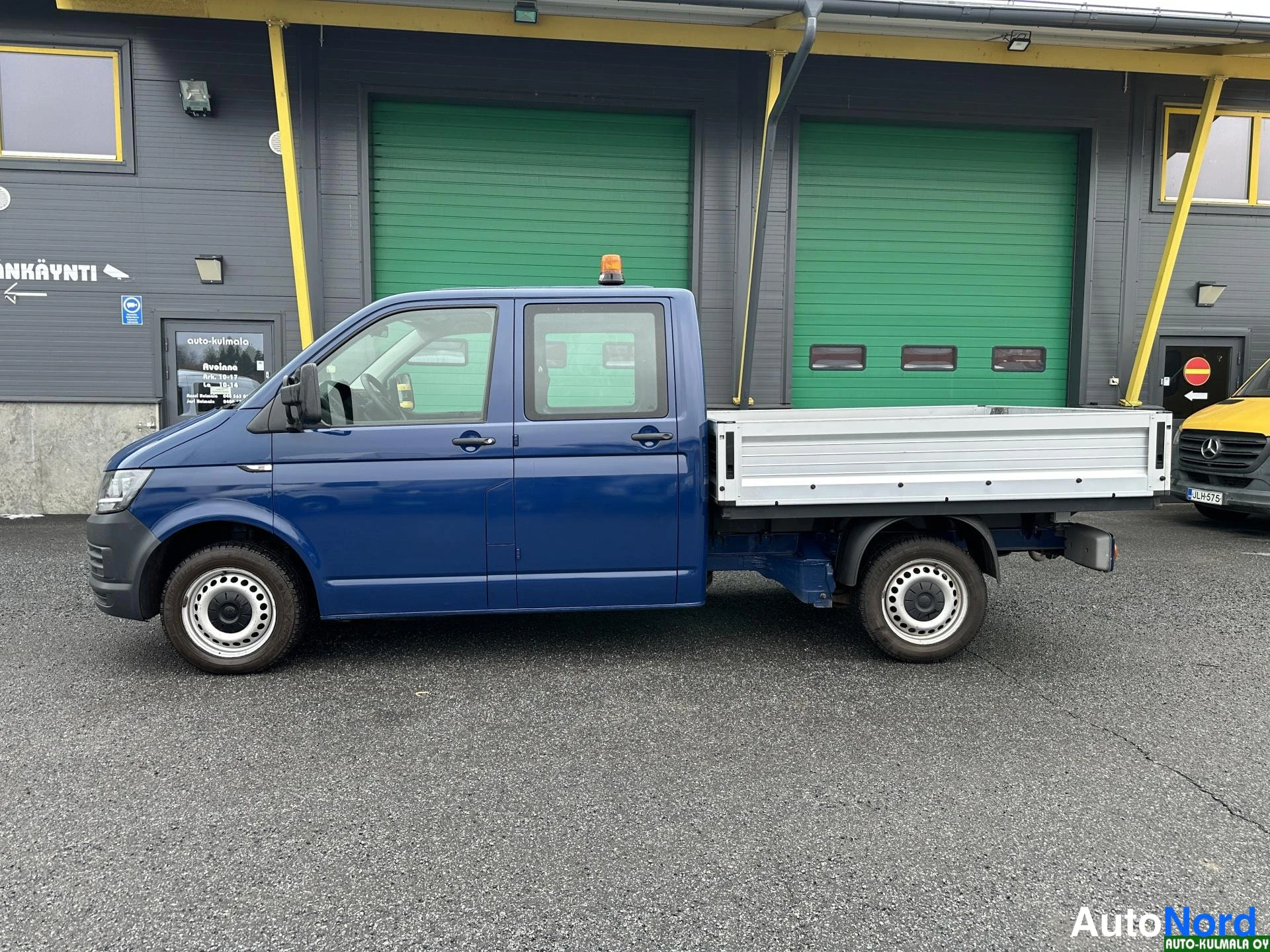 Sininen Volkswagen Transporter 2017, sivulta, kuva 8