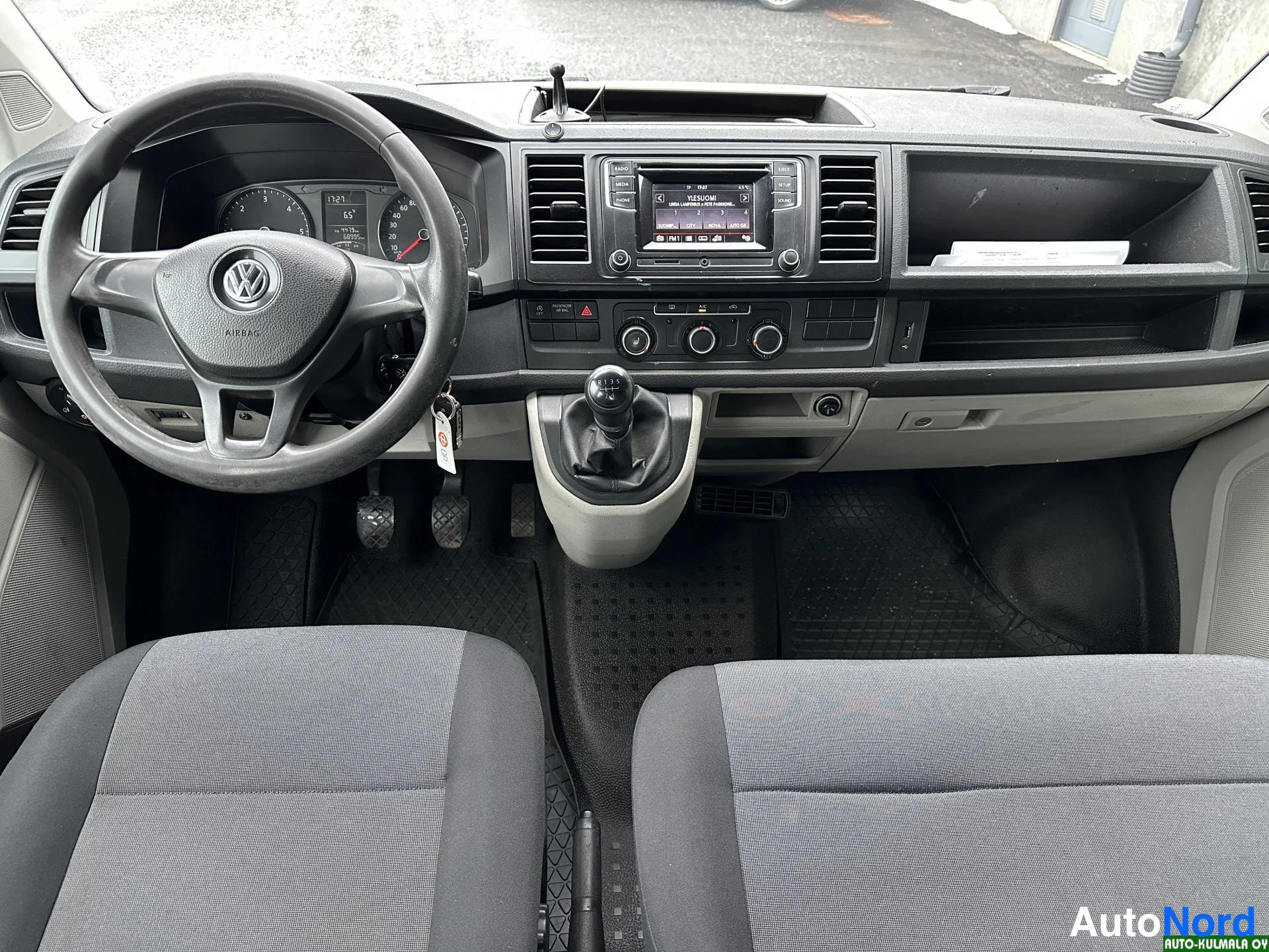 Sininen Volkswagen Transporter 2017, ohjaamo, kuva 16