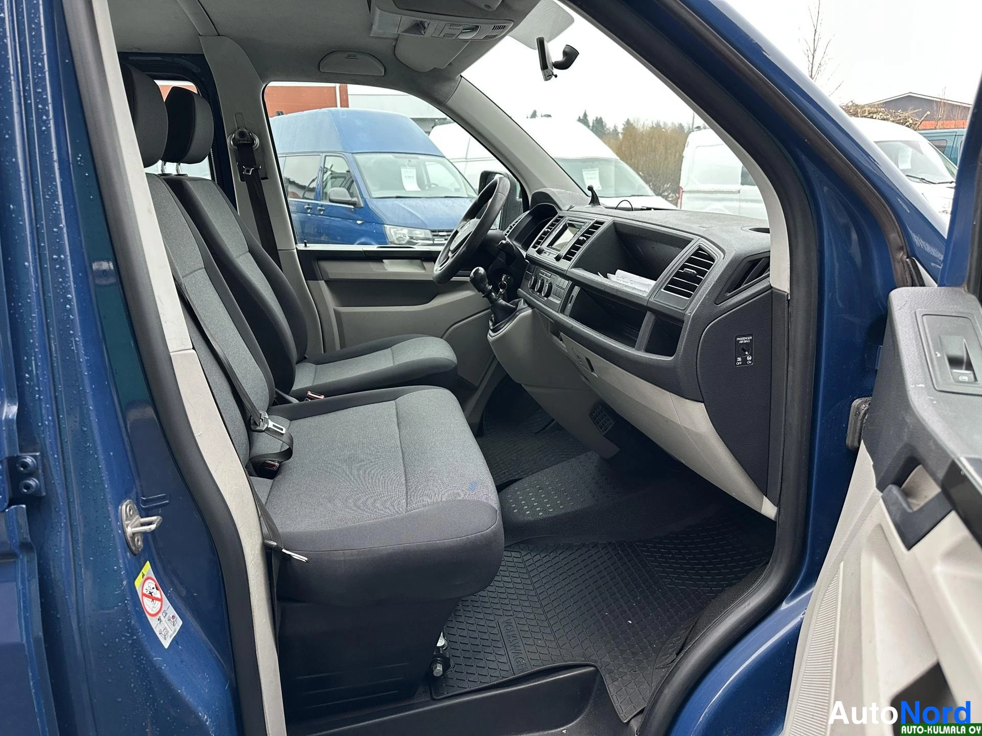Sininen Volkswagen Transporter 2017, ohjaamo, kuva 17