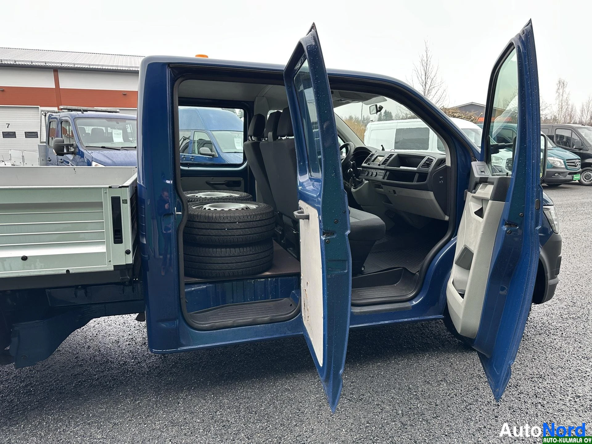 Sininen Volkswagen Transporter 2017, sivulta, kuva 10