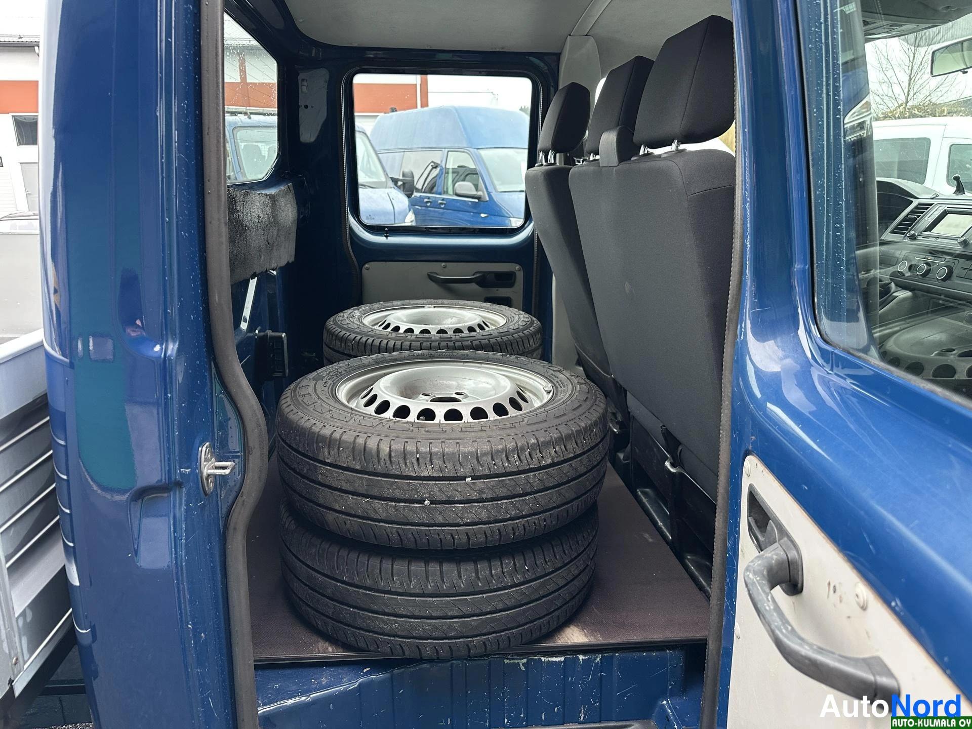 Sininen Volkswagen Transporter 2017, ohjaamo, kuva 18