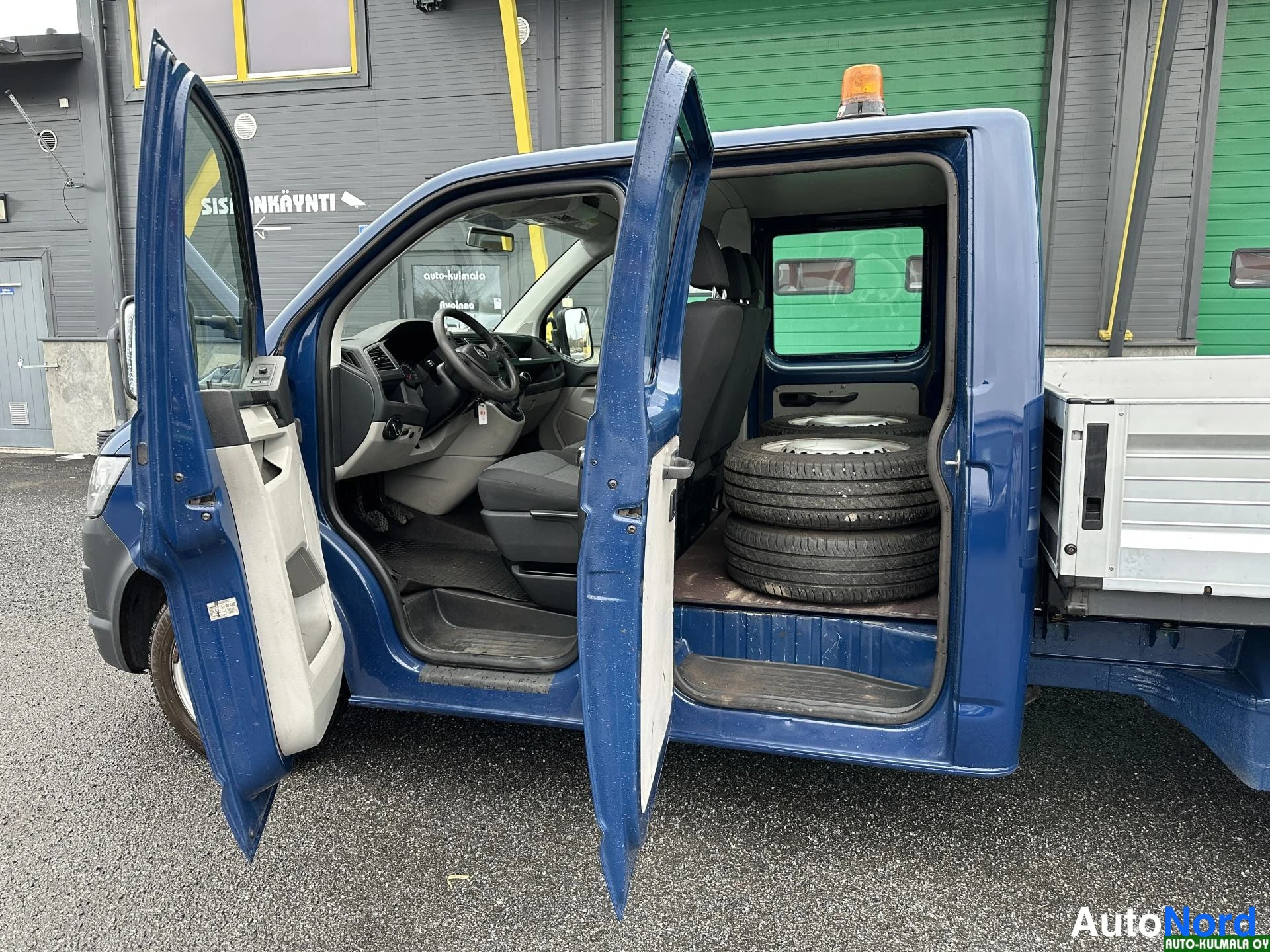 Sininen Volkswagen Transporter 2017, etuviisto, keula vasemmalle, kuva 2