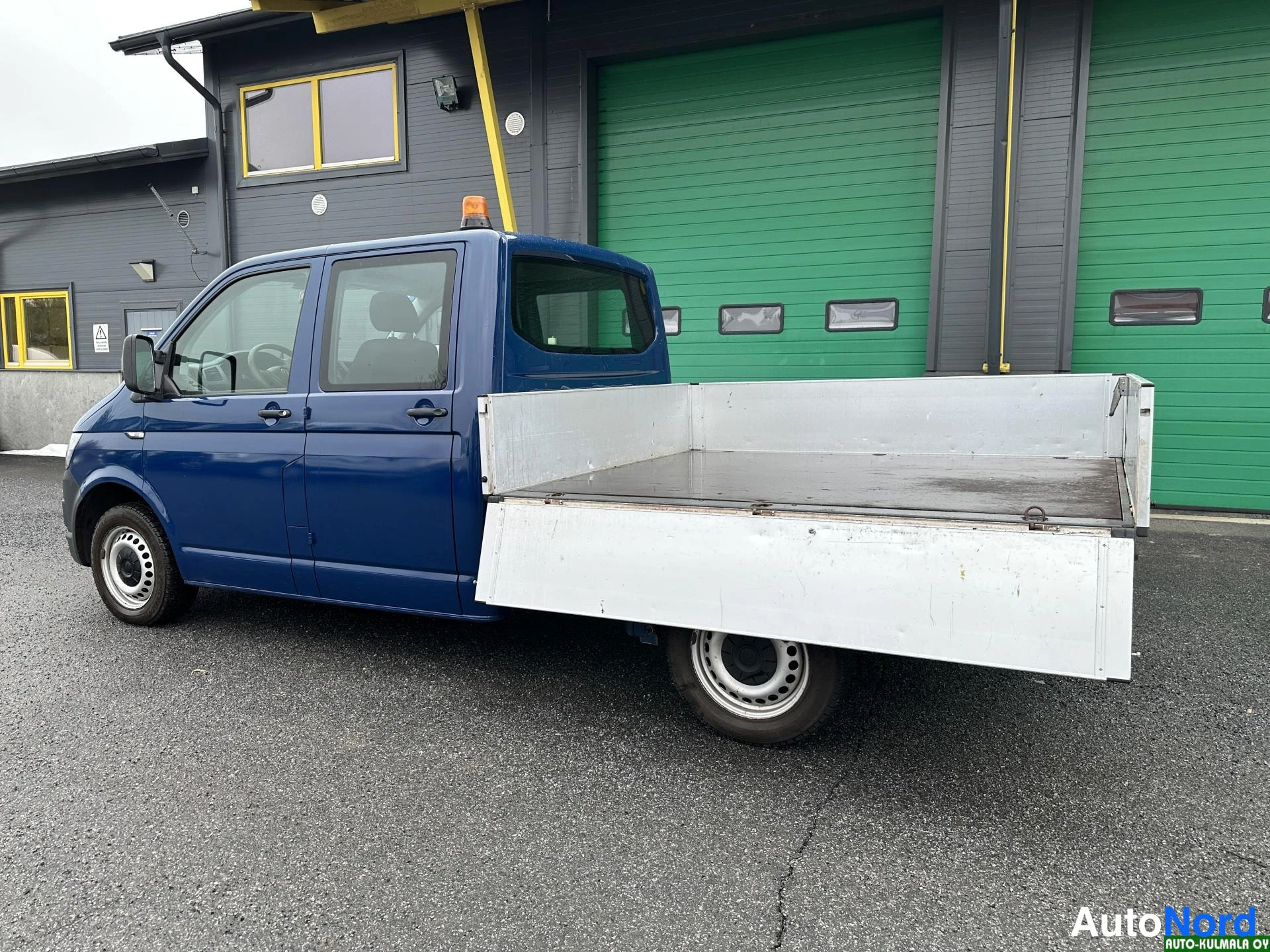 Sininen Volkswagen Transporter 2017, sivulta, kuva 7