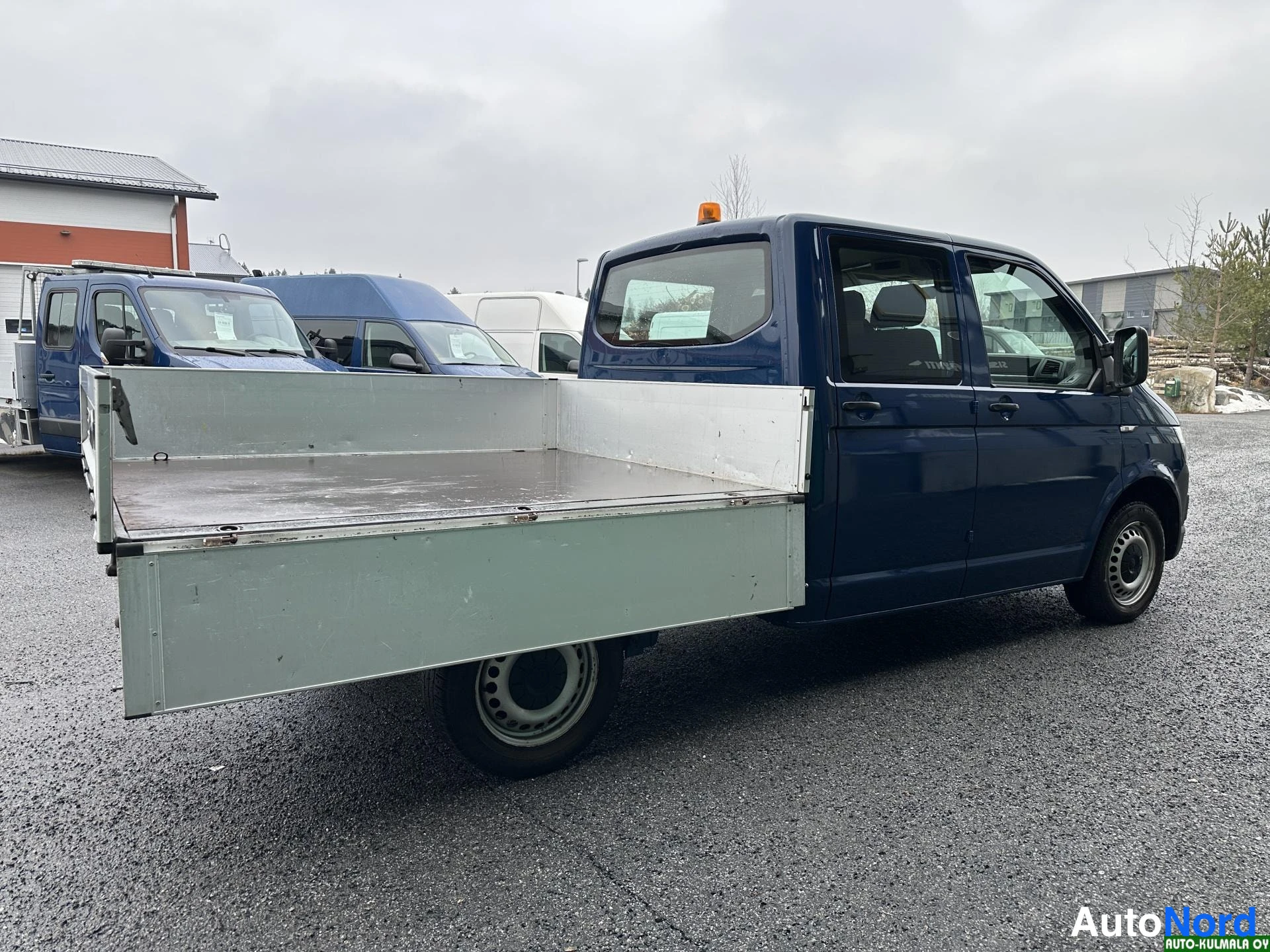 Sininen Volkswagen Transporter 2017, sivulta, kuva 11