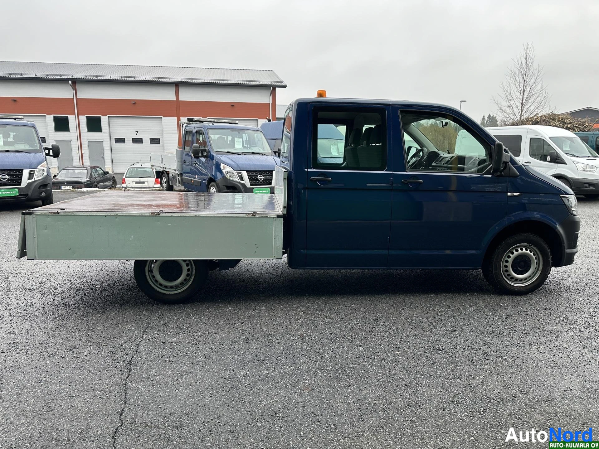 Sininen Volkswagen Transporter 2017, etuviisto, keula oikealle, kuva 3