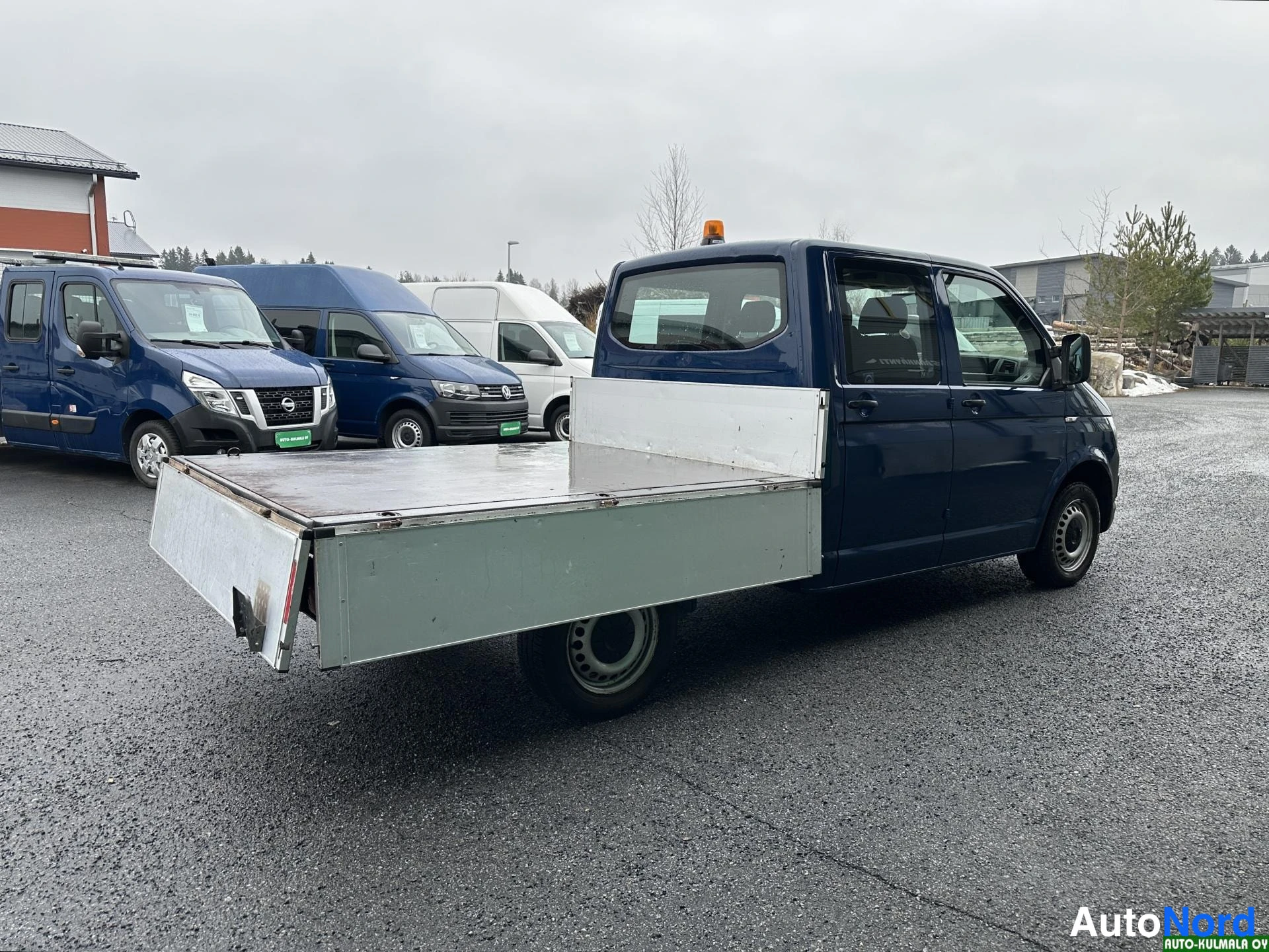 Sininen Volkswagen Transporter 2017, etuviisto, keula oikealle, kuva 5