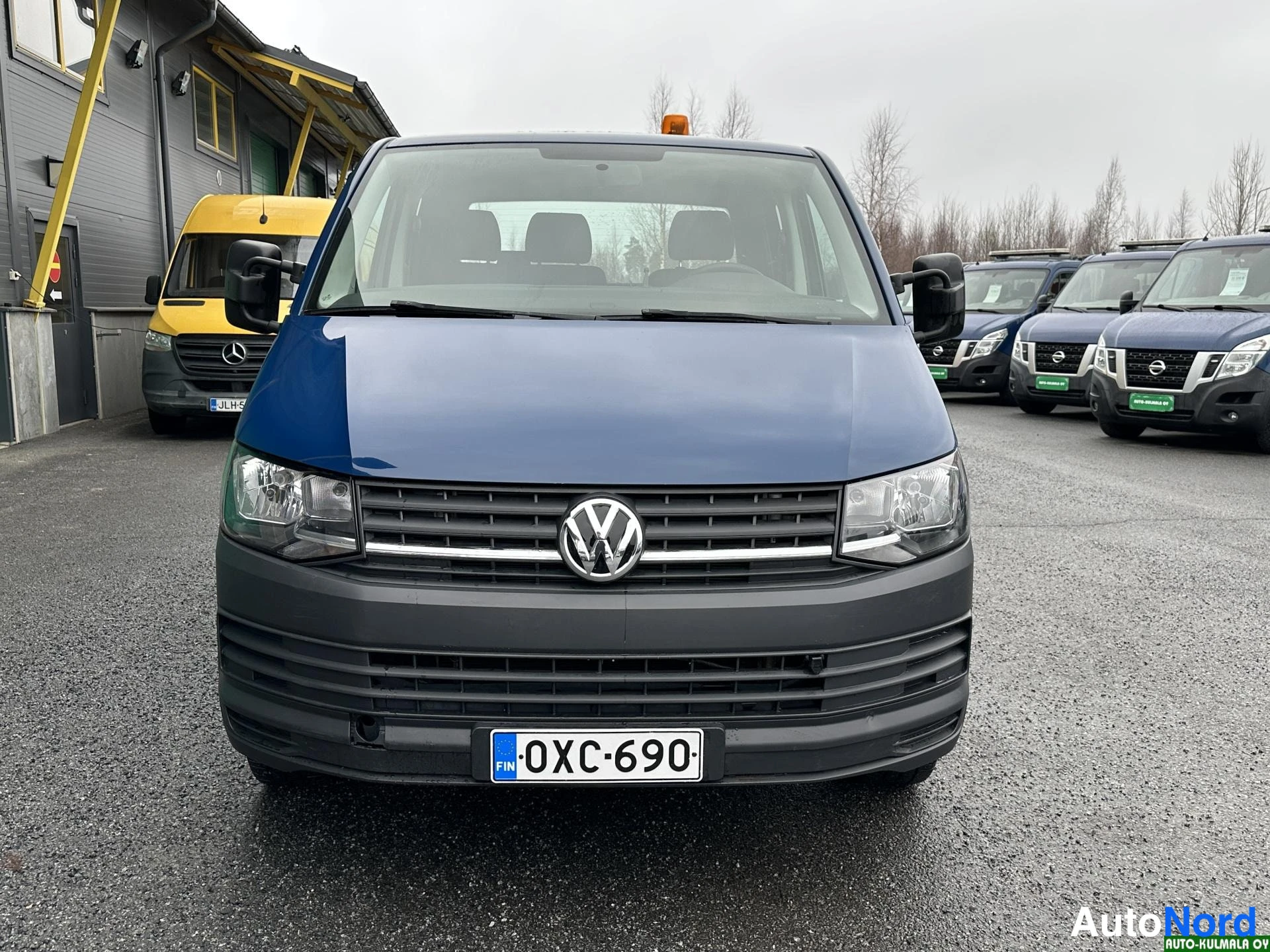 Sininen Volkswagen Transporter 2017, edestä, kuva 6
