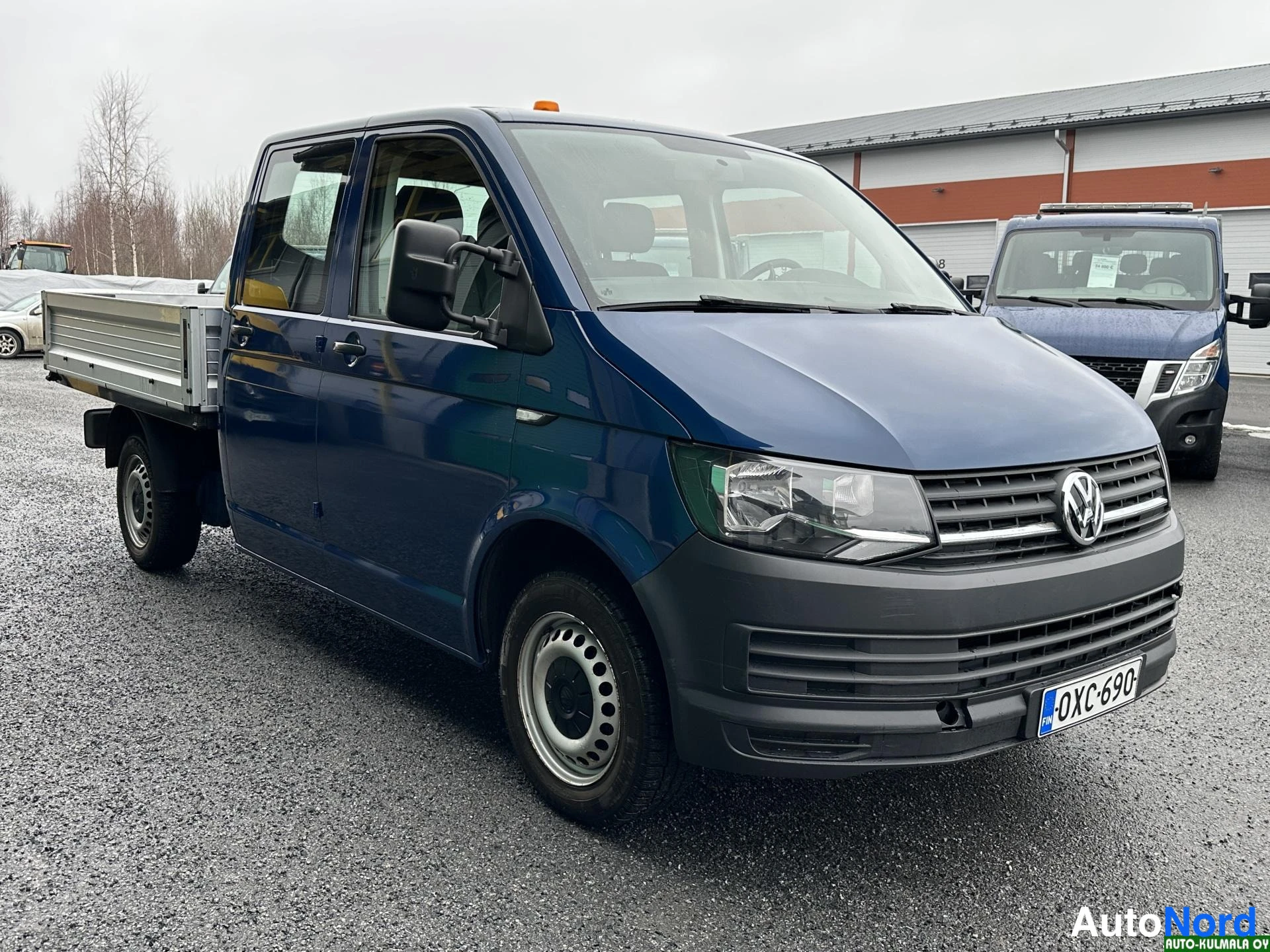 Sininen Volkswagen Transporter 2017, etuviisto, keula oikealle, kuva 4