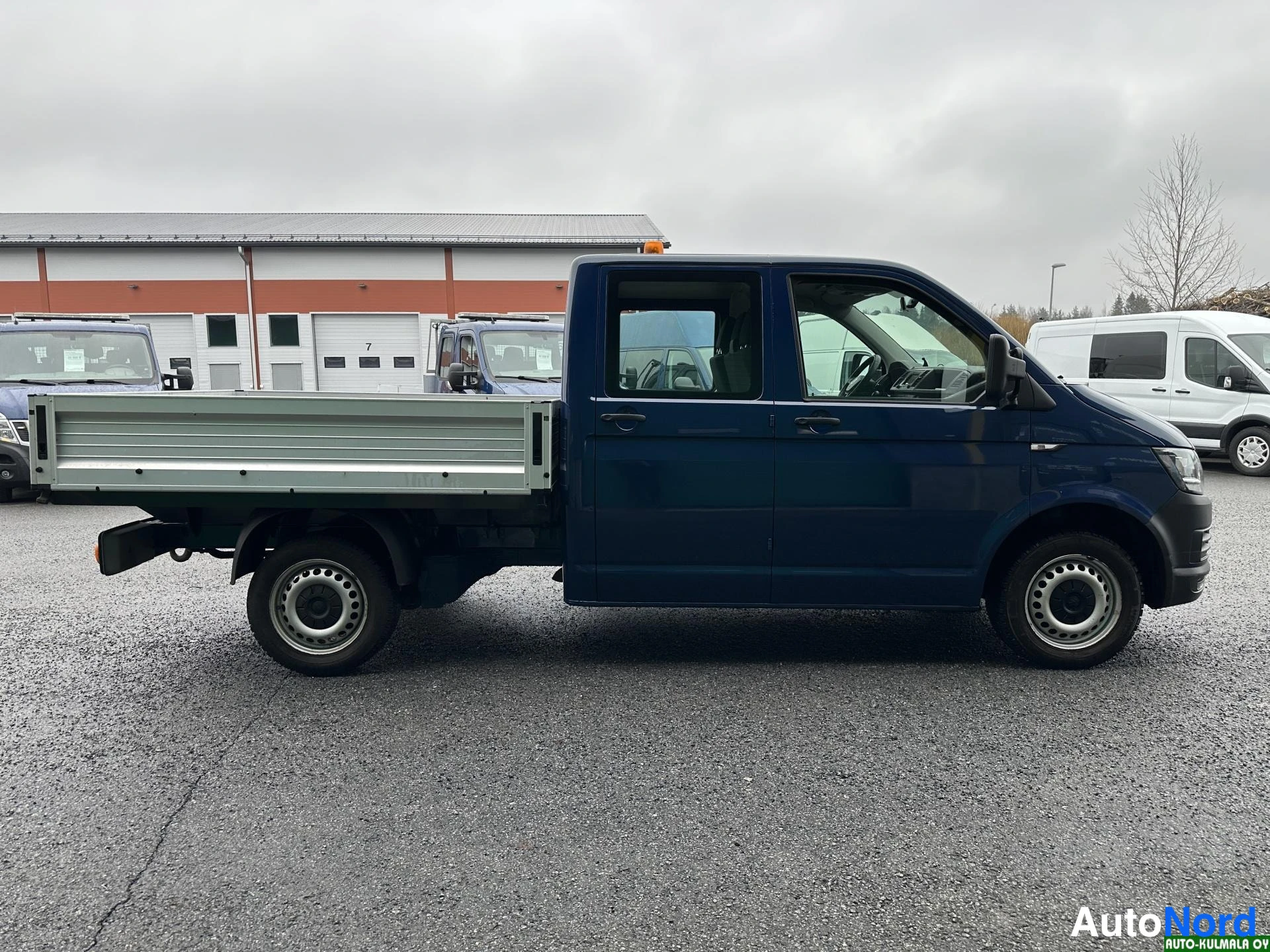 Sininen Volkswagen Transporter 2017, sivulta, kuva 9