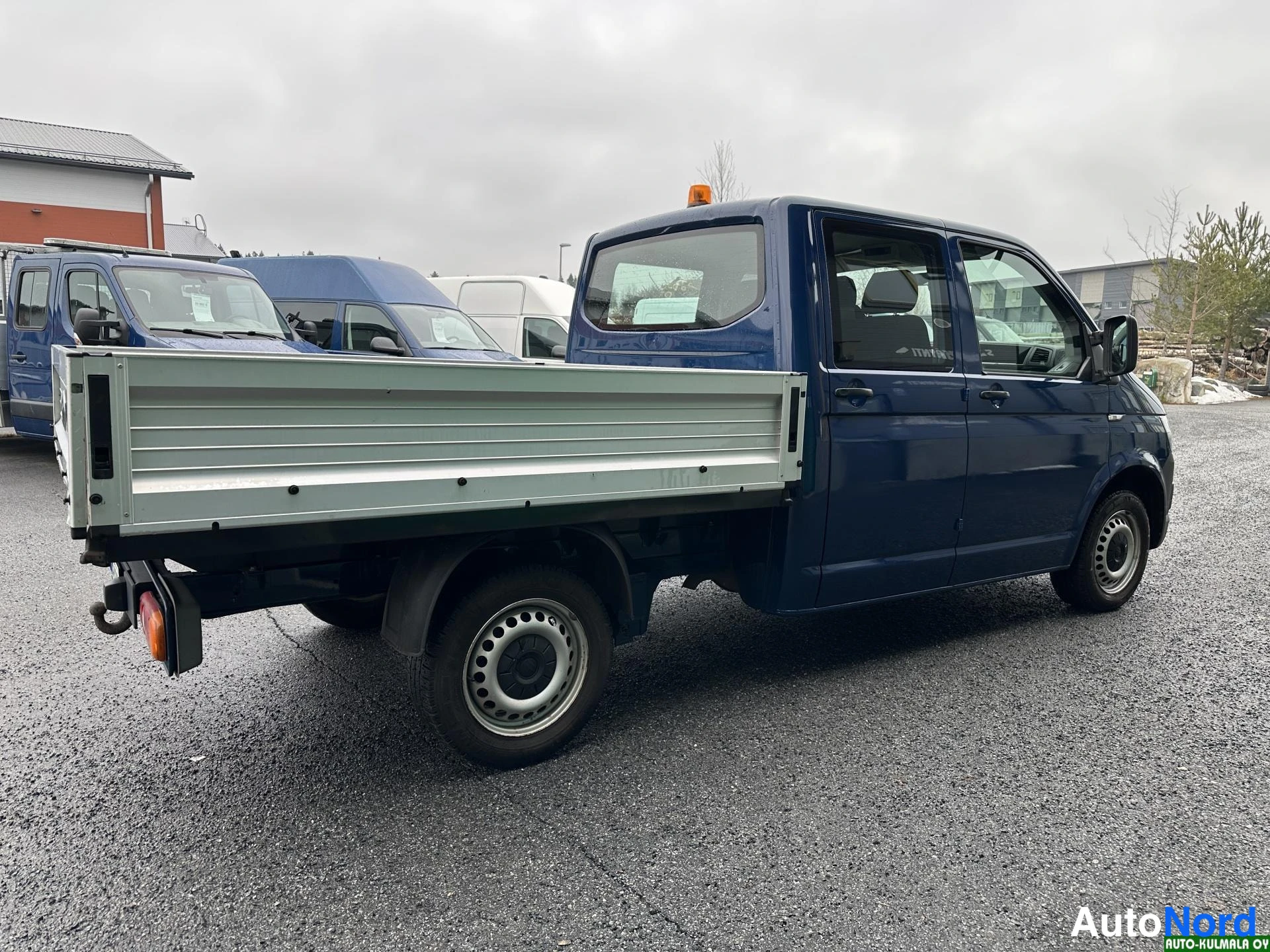 Sininen Volkswagen Transporter 2017, takaviisto, kuva 12