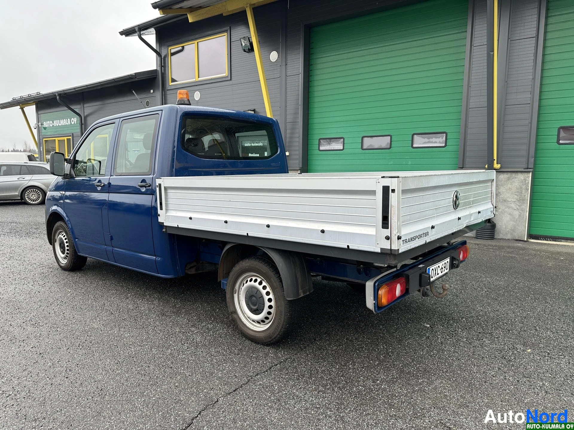 Sininen Volkswagen Transporter 2017, takaviisto, kuva 13