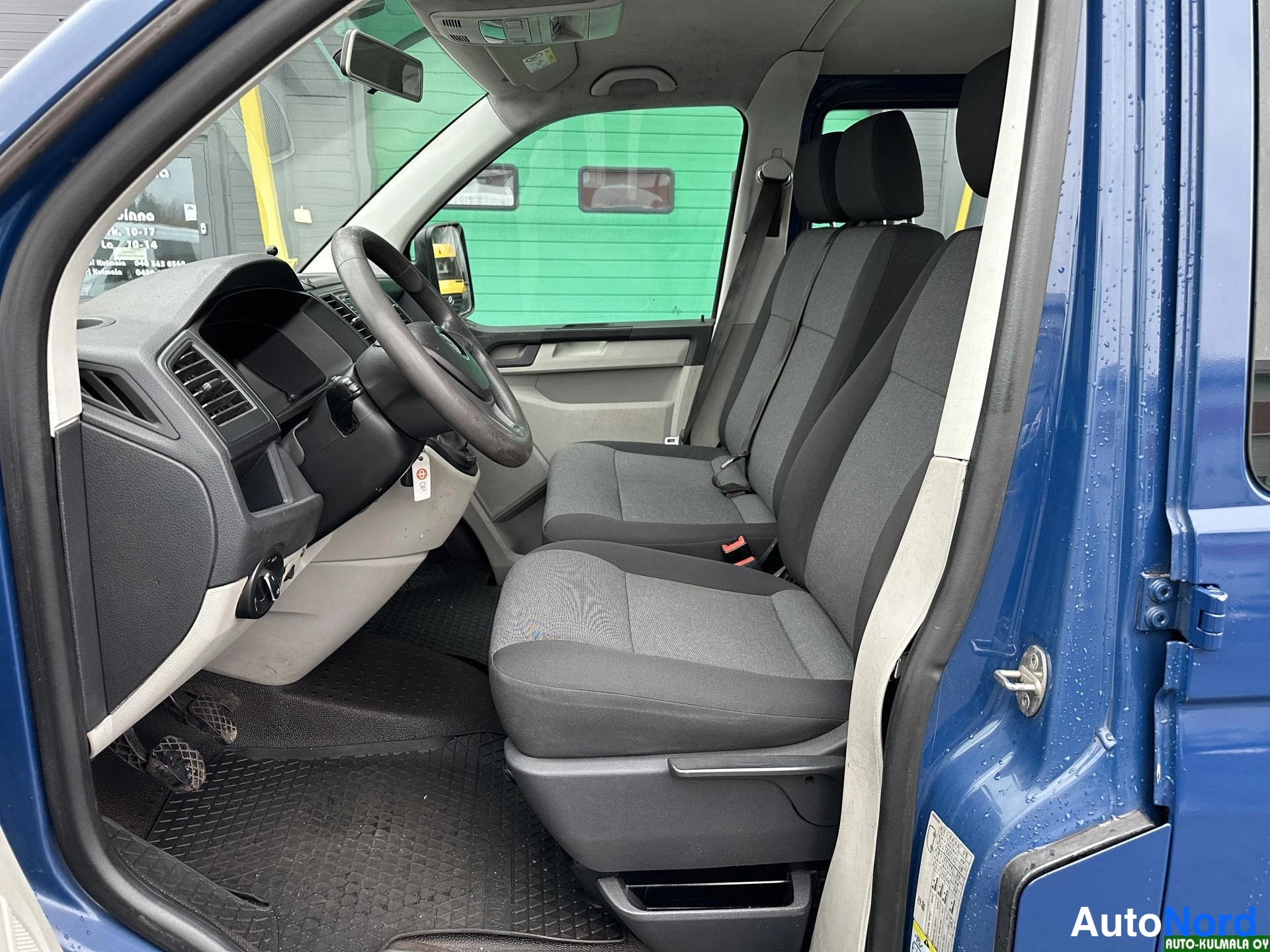 Sininen Volkswagen Transporter 2017, etuistuimet, kuva 20