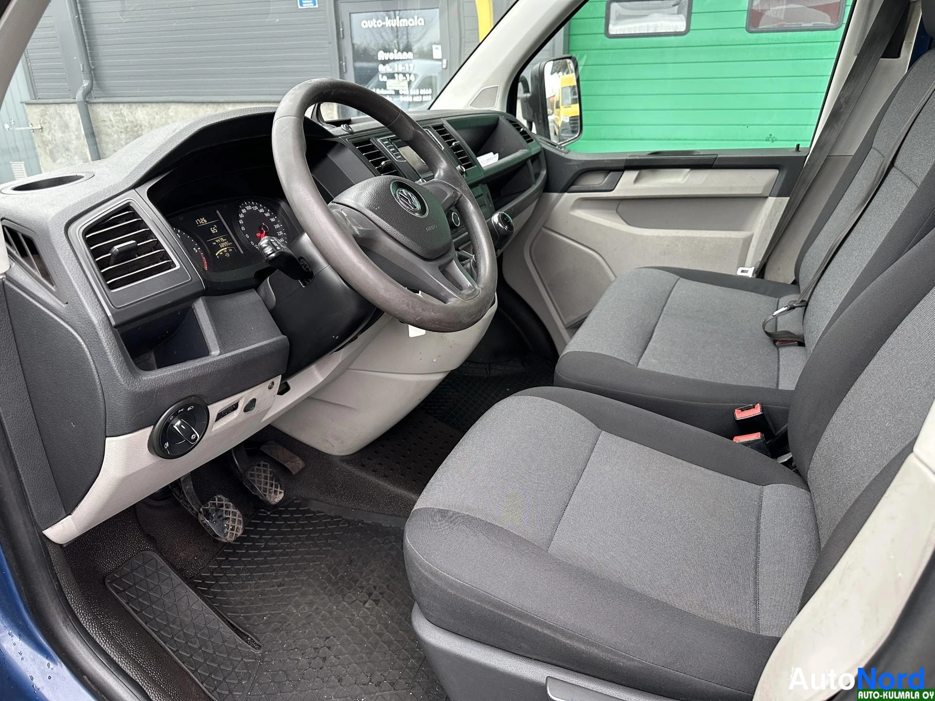 Sininen Volkswagen Transporter 2017, ohjaamo, kuva 19