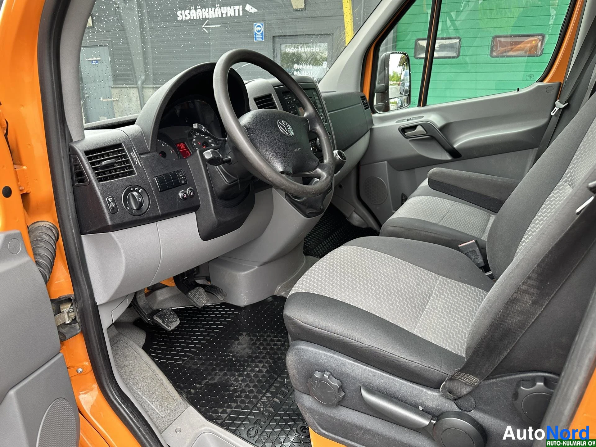 Oranssi Volkswagen Crafter 2013, ohjaamo, kuva 18