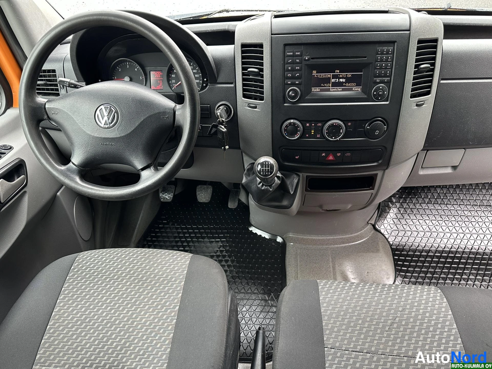 Oranssi Volkswagen Crafter 2013, ohjaamo, kuva 19