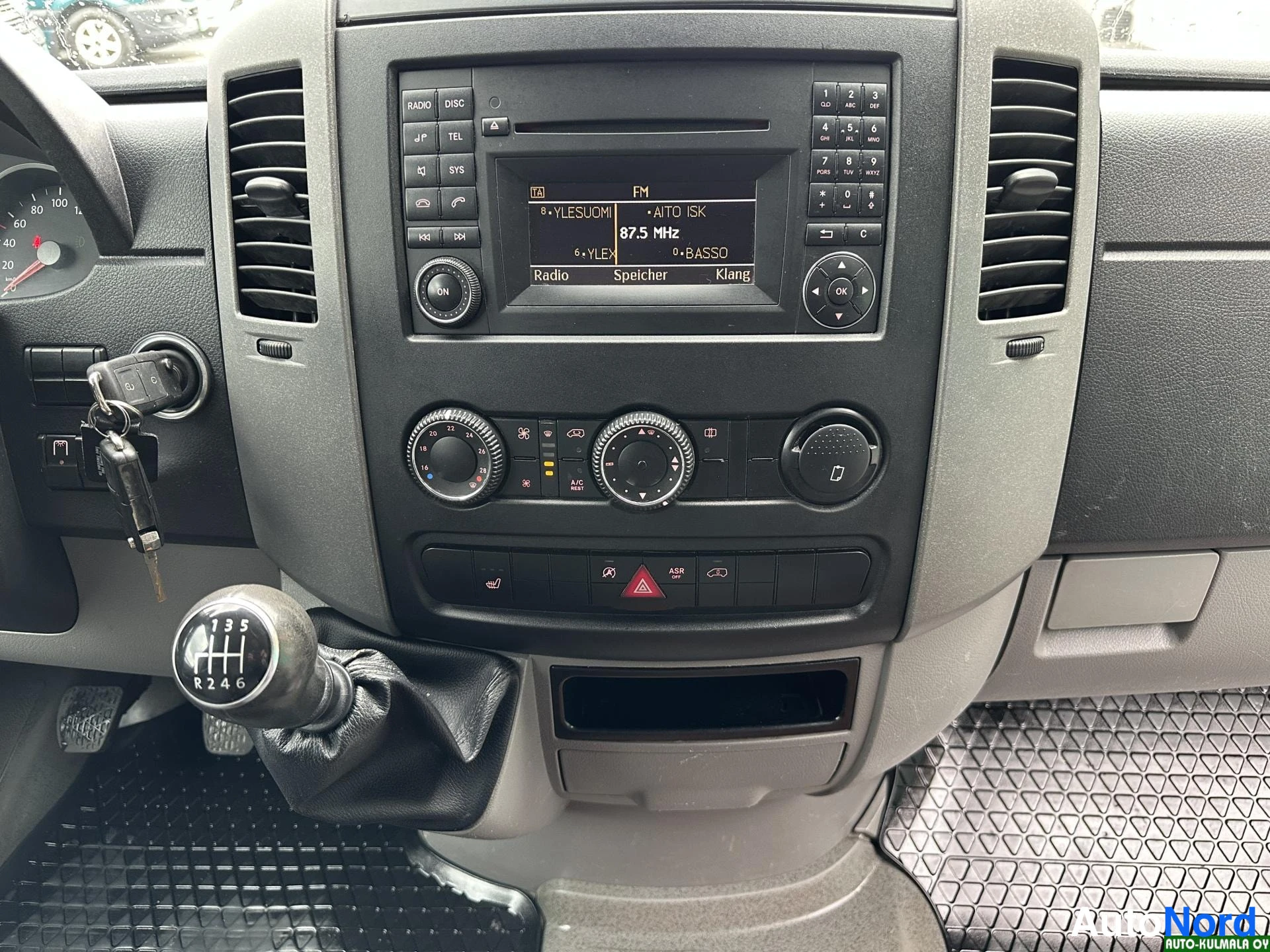 Oranssi Volkswagen Crafter 2013, ohjaamo, kuva 20
