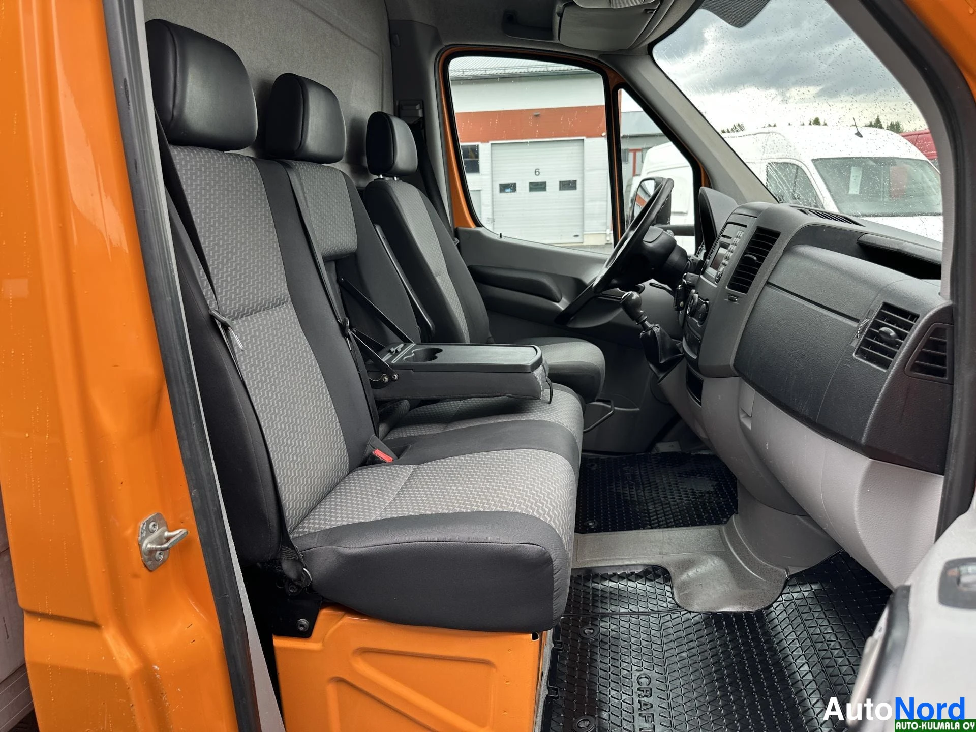 Oranssi Volkswagen Crafter 2013, etuistuimet, kuva 22