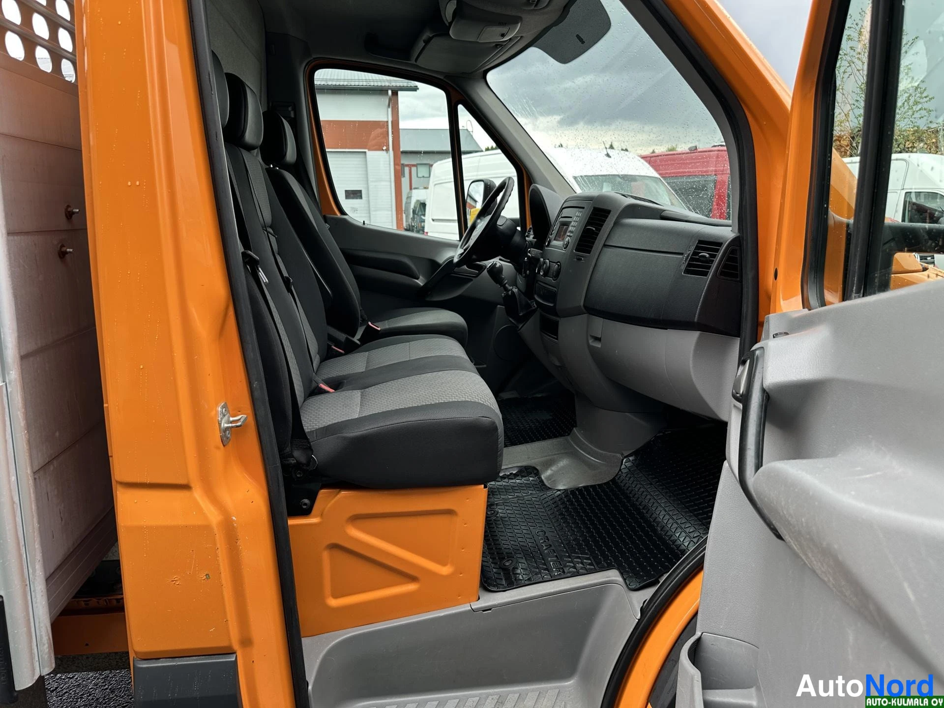 Oranssi Volkswagen Crafter 2013, etuistuimet, kuva 23