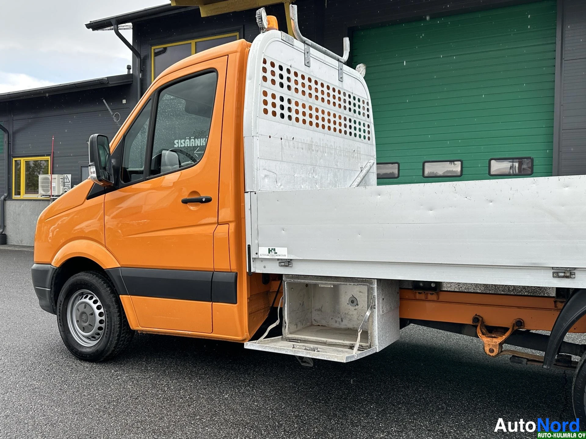 Oranssi Volkswagen Crafter 2013, etuviisto, keula vasemmalle, kuva 5