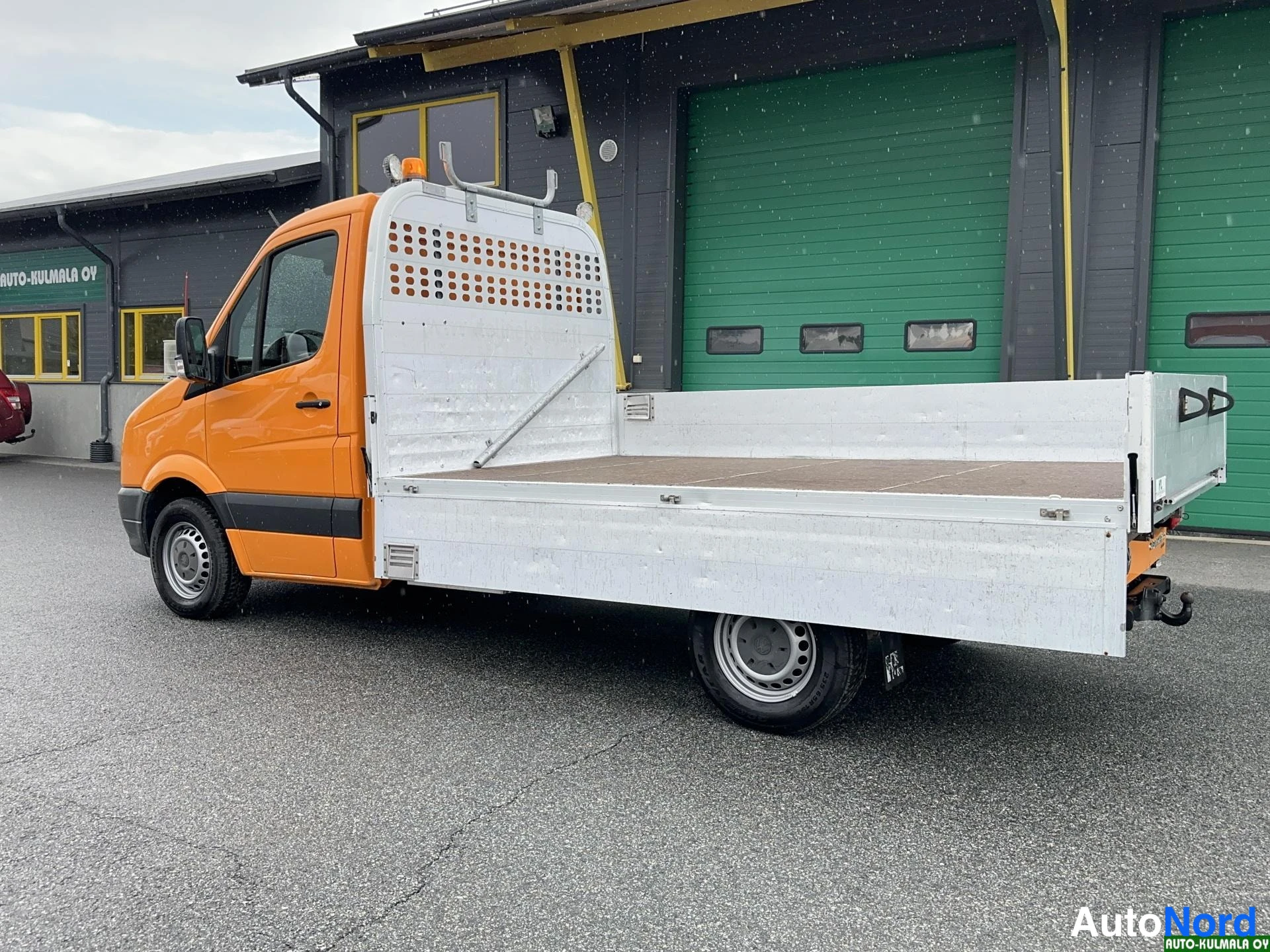 Oranssi Volkswagen Crafter 2013, etuviisto, keula vasemmalle, kuva 2