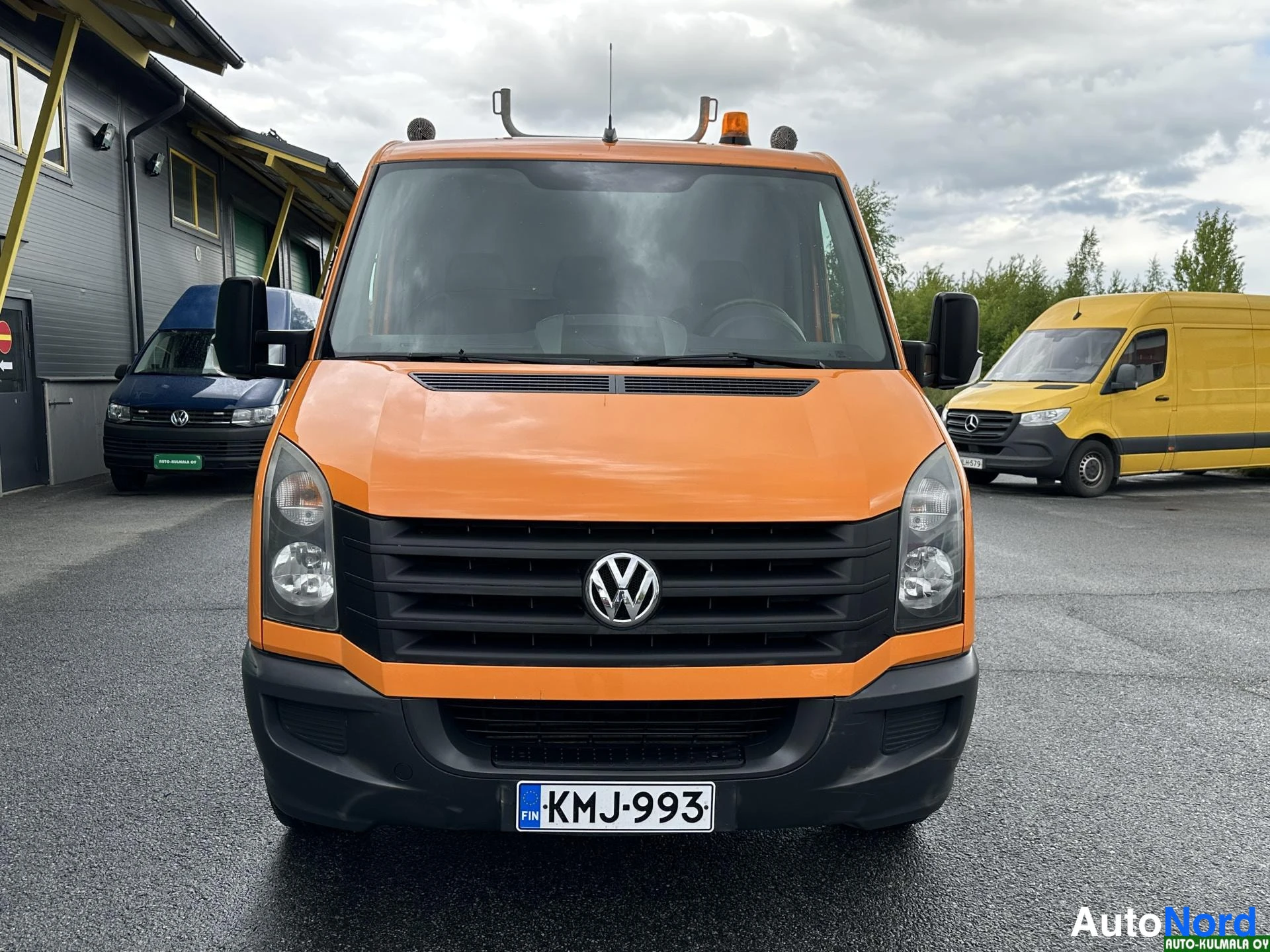 Oranssi Volkswagen Crafter 2013, edestä, kuva 7