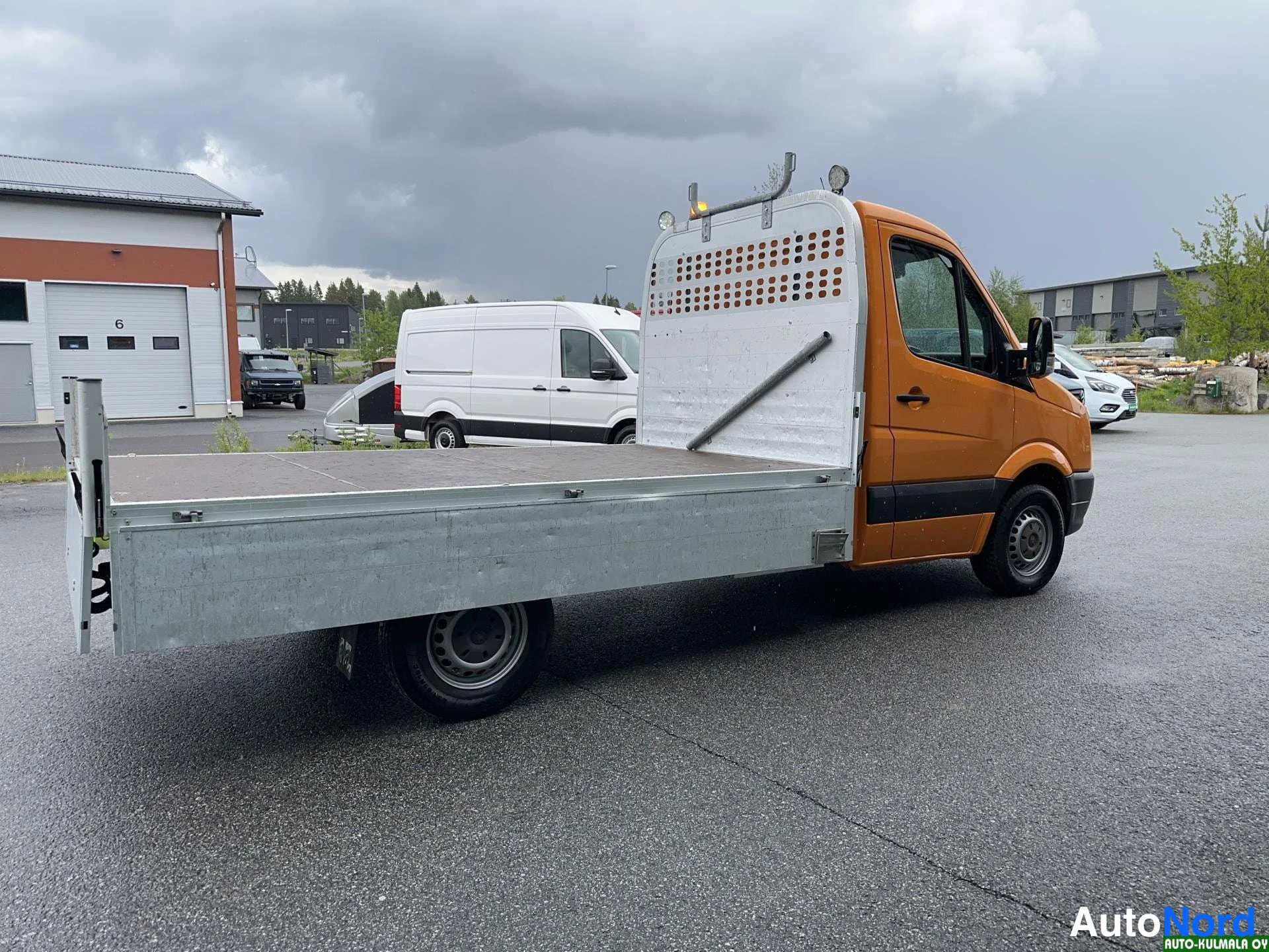 Oranssi Volkswagen Crafter 2013, sivulta, kuva 10