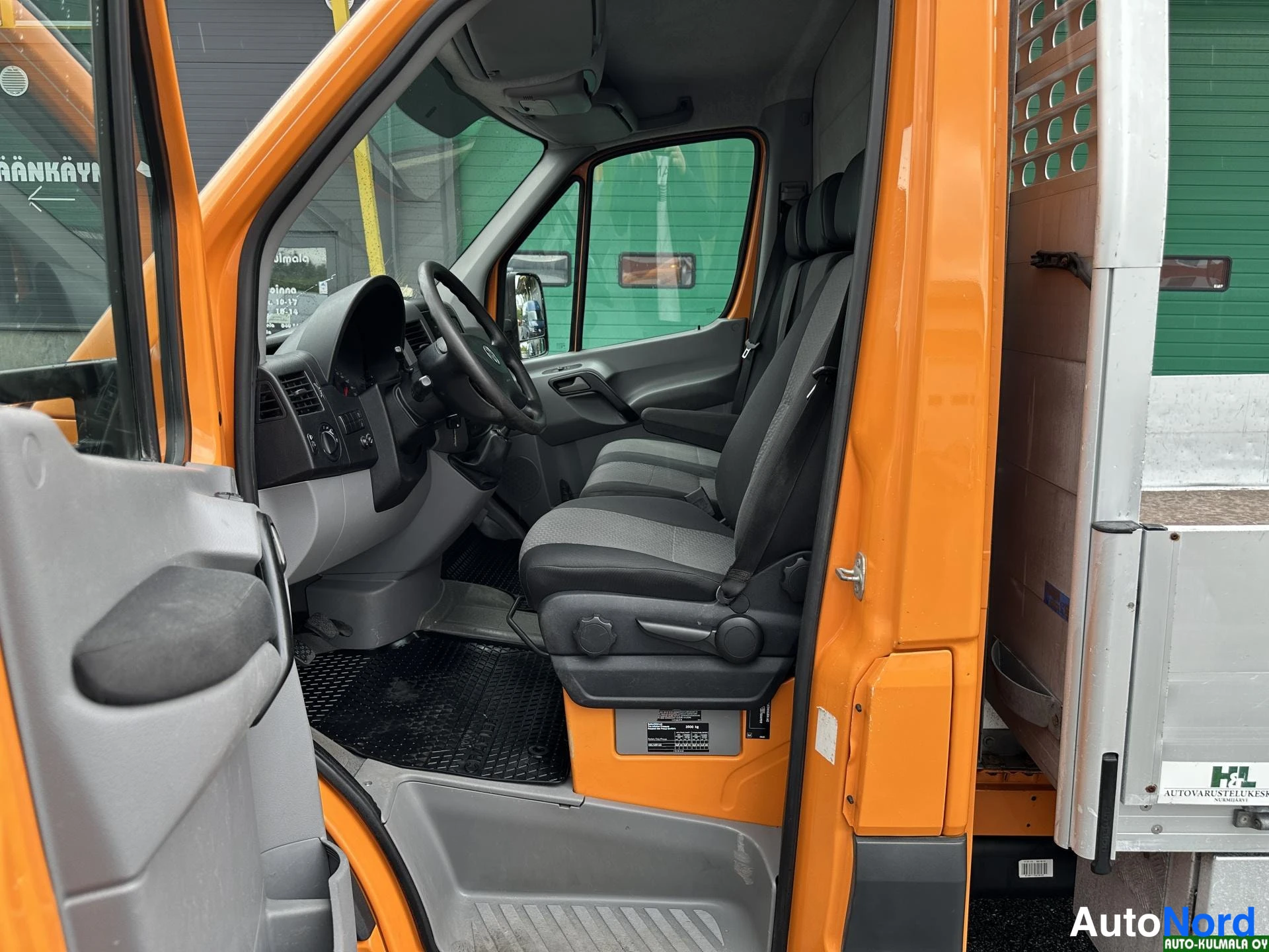 Oranssi Volkswagen Crafter 2013, ohjaamo, kuva 17