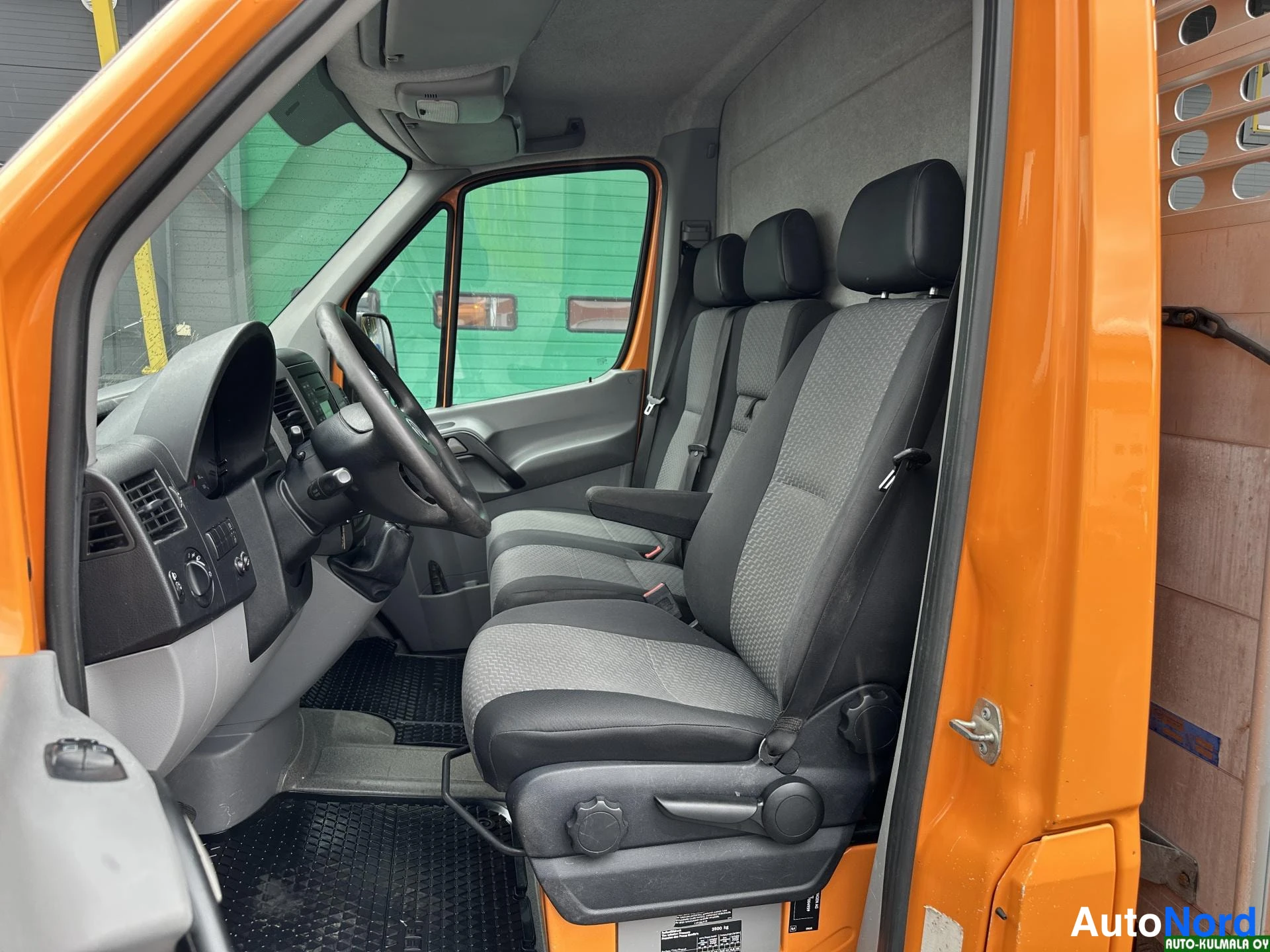 Oranssi Volkswagen Crafter 2013, etuistuimet, kuva 21