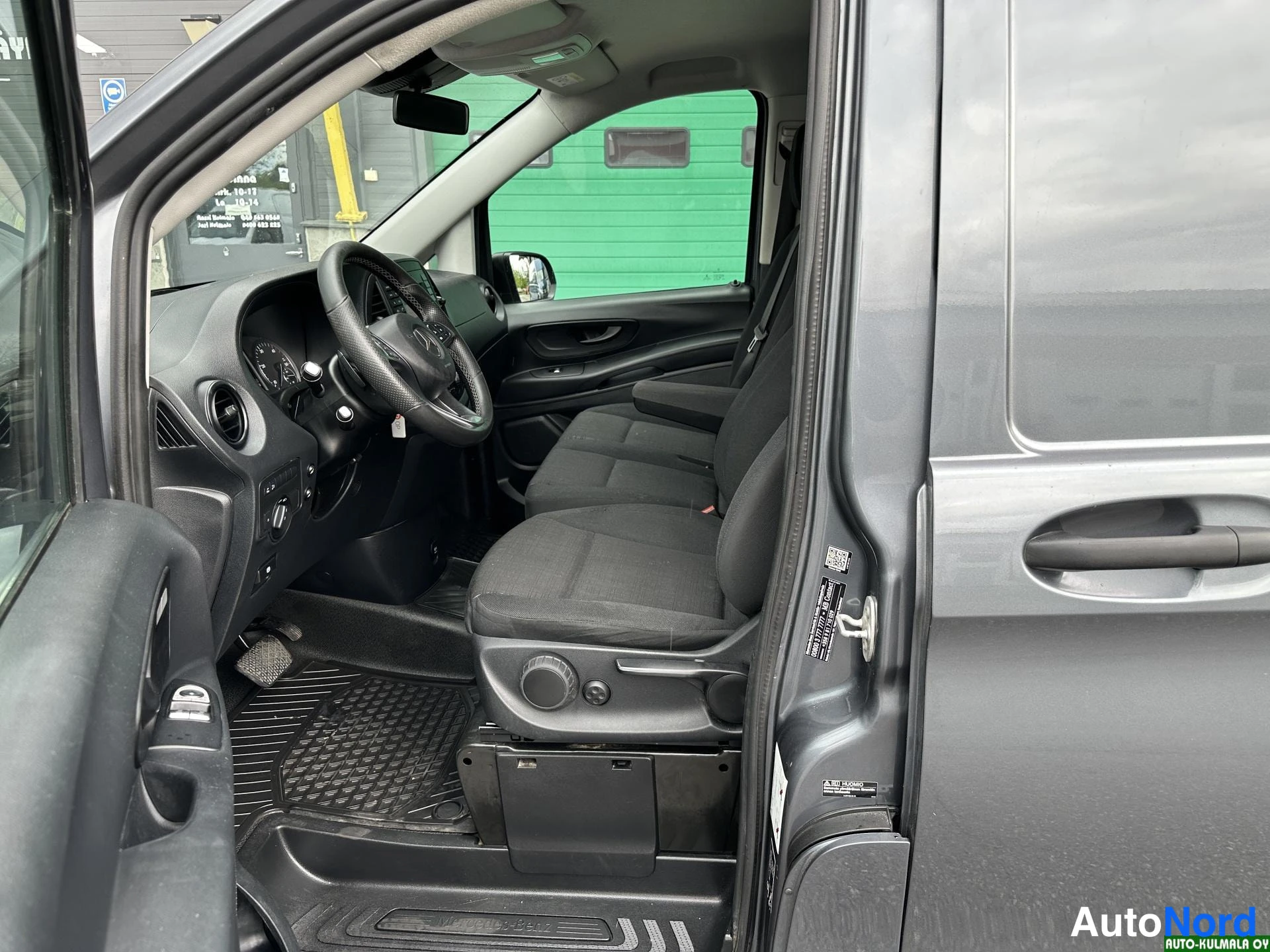 Harmaa Mercedes-Benz Vito 116 CDI 2017, ohjaamo, kuva 18