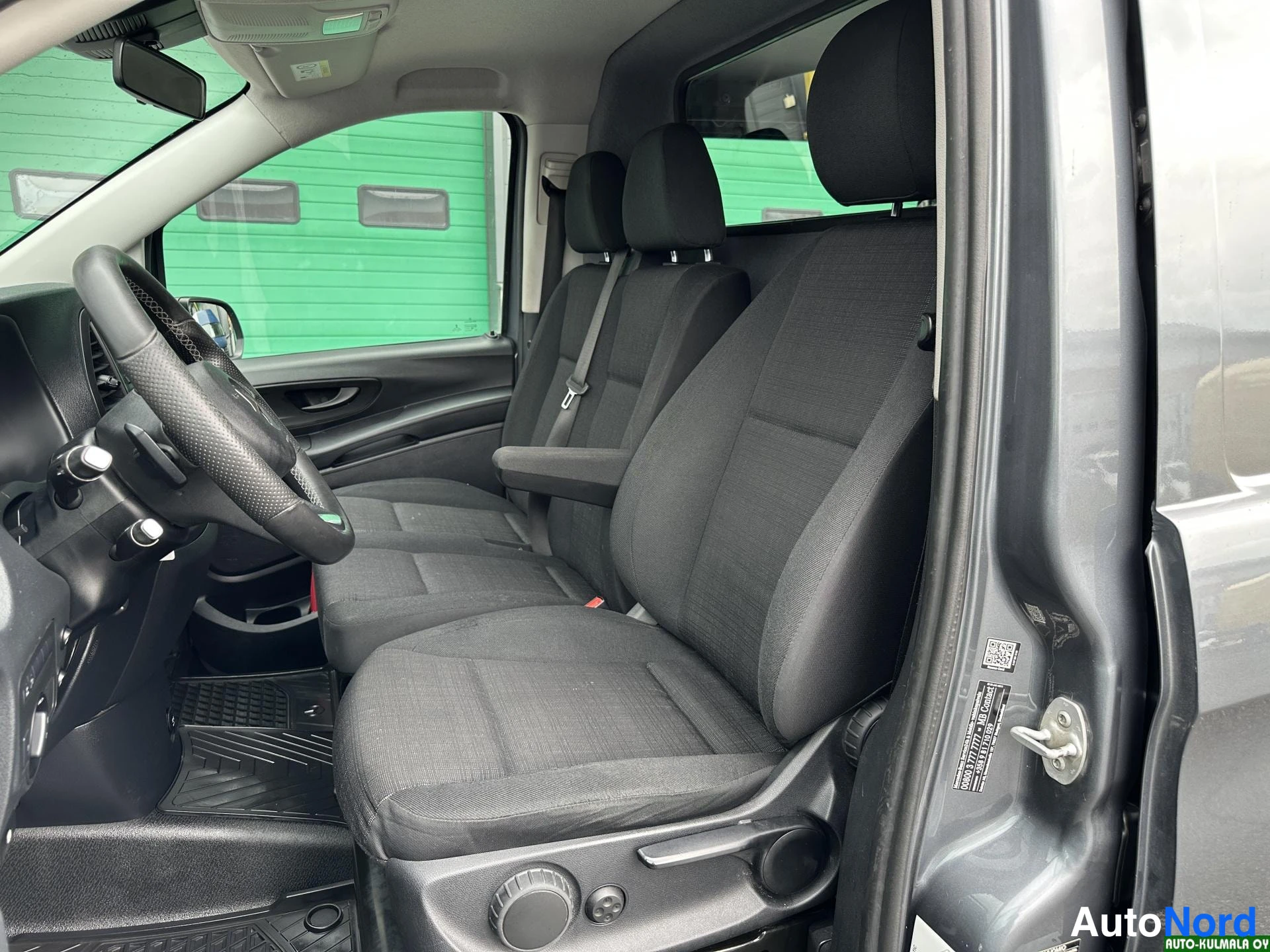 Harmaa Mercedes-Benz Vito 116 CDI 2017, etuistuimet, kuva 22