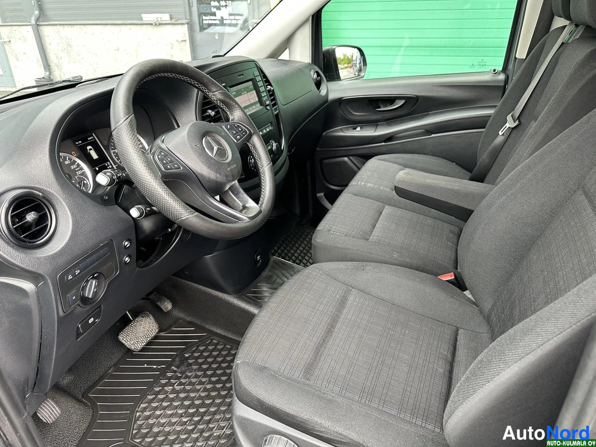 Harmaa Mercedes-Benz Vito 116 CDI 2017, ohjaamo, kuva 19