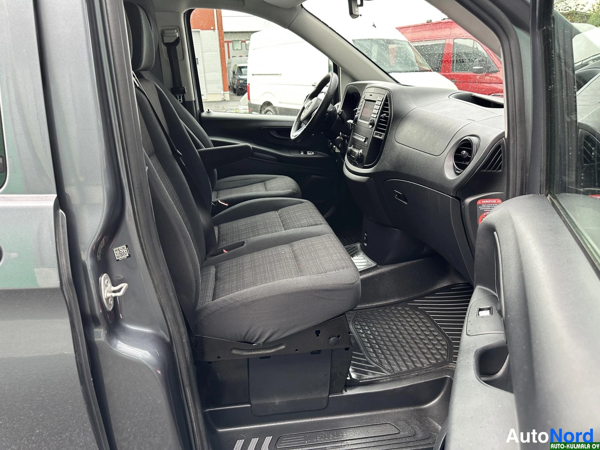 Harmaa Mercedes-Benz Vito 116 CDI 2017, etuistuimet, kuva 23