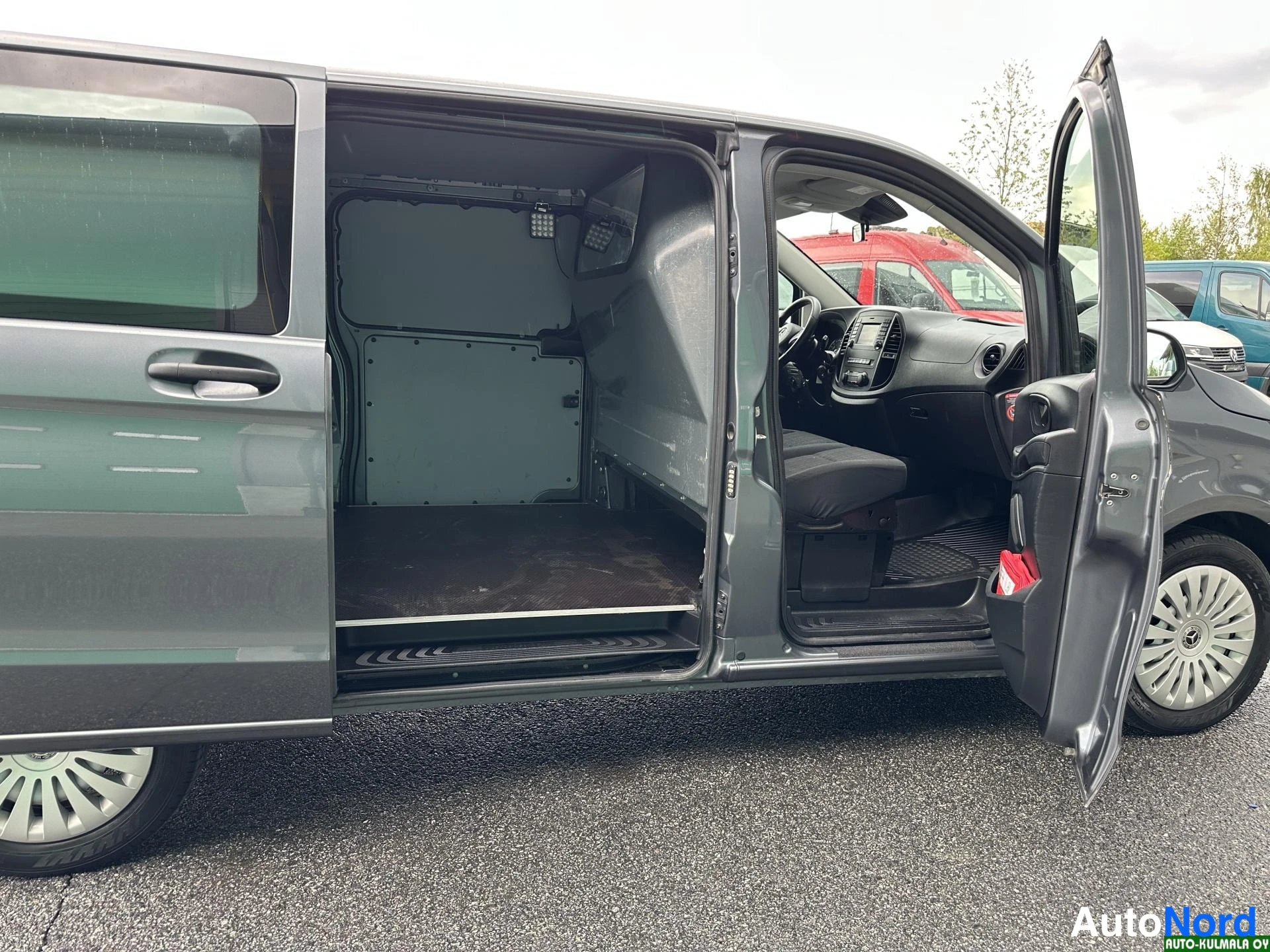 Harmaa Mercedes-Benz Vito 116 CDI 2017, sivulta, kuva 9