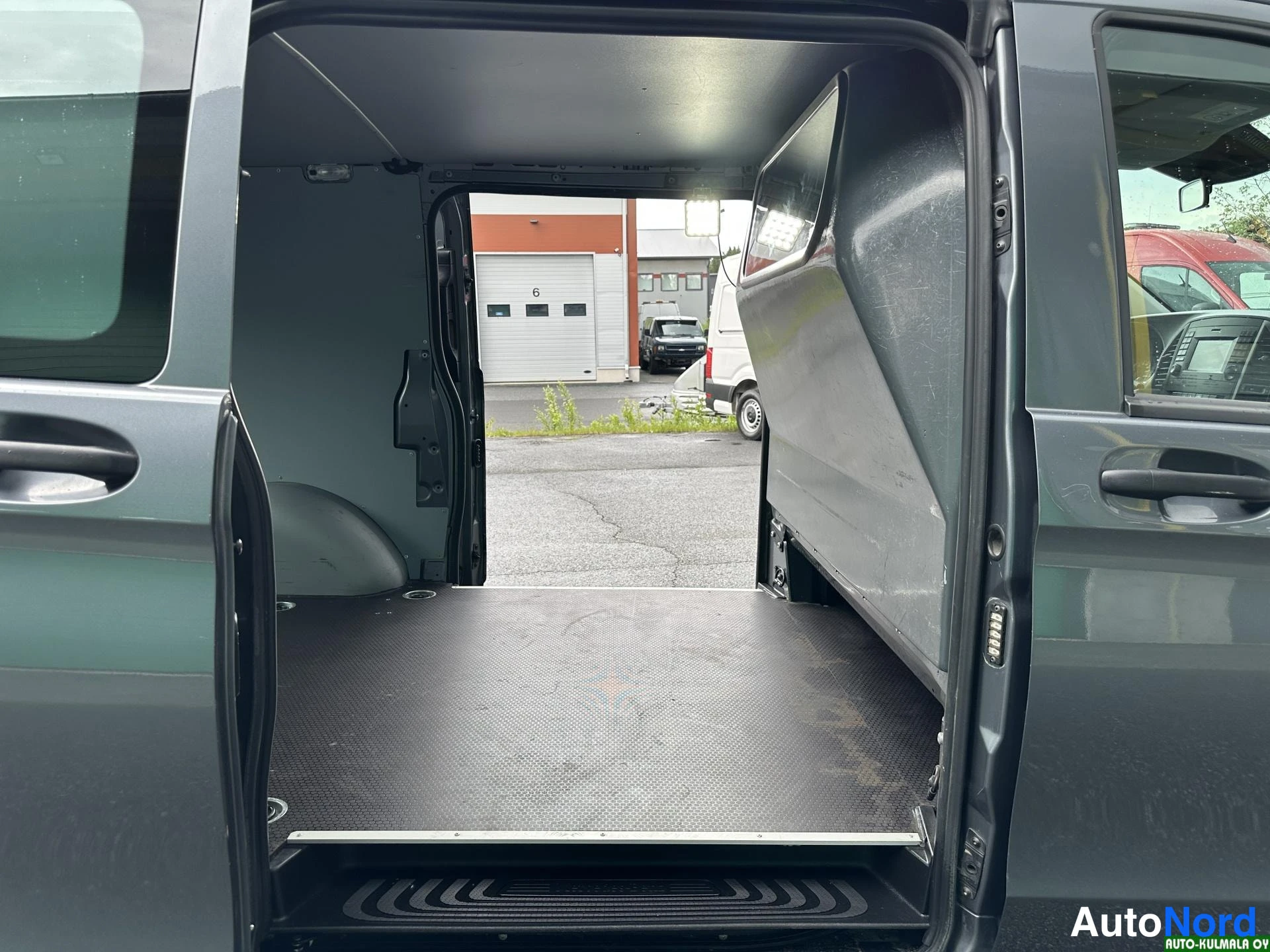 Harmaa Mercedes-Benz Vito 116 CDI 2017, tavaratila, kuva 24