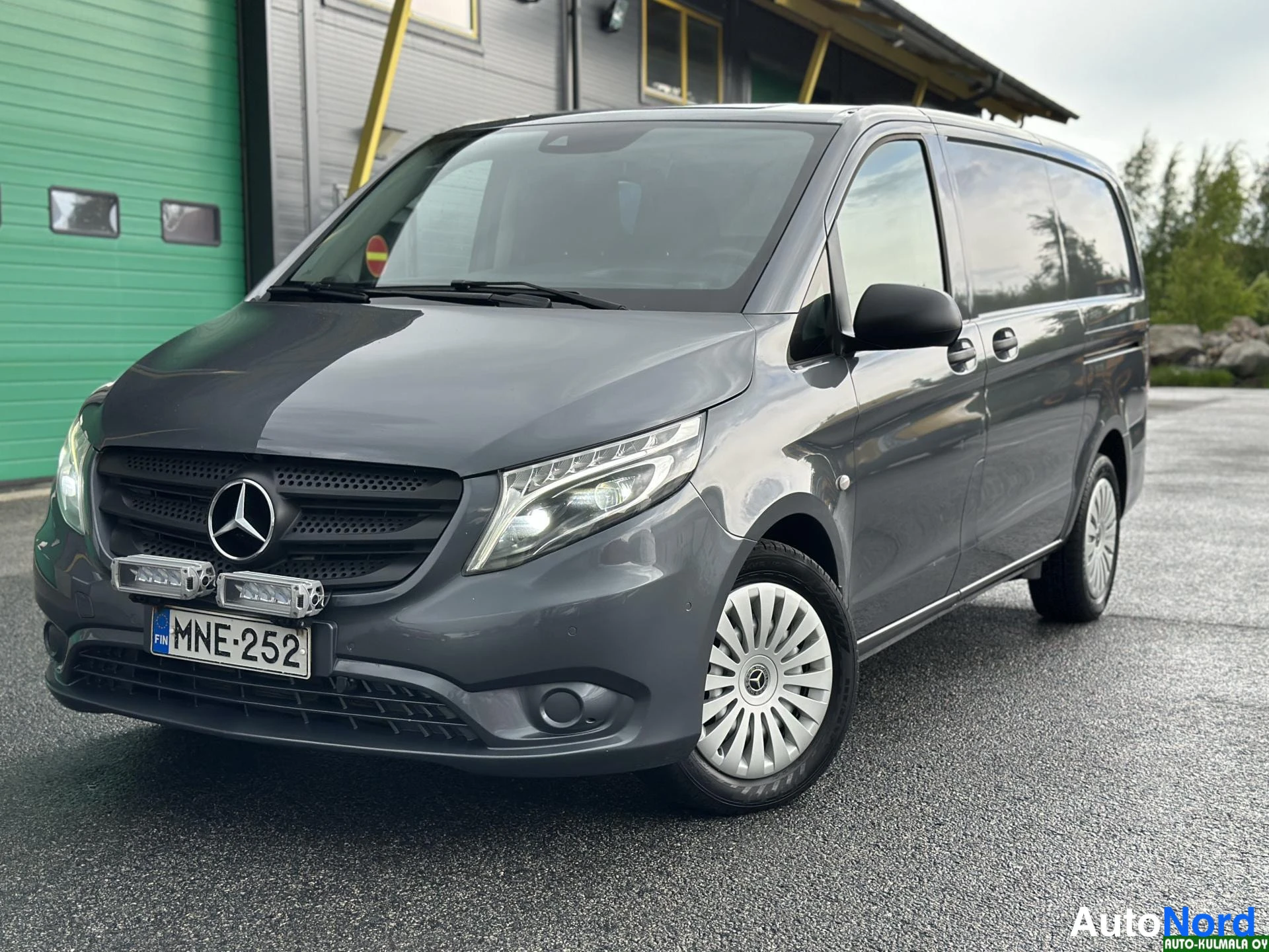 Harmaa Mercedes-Benz Vito 116 CDI 2017, etuviisto, keula vasemmalle, kuva 2