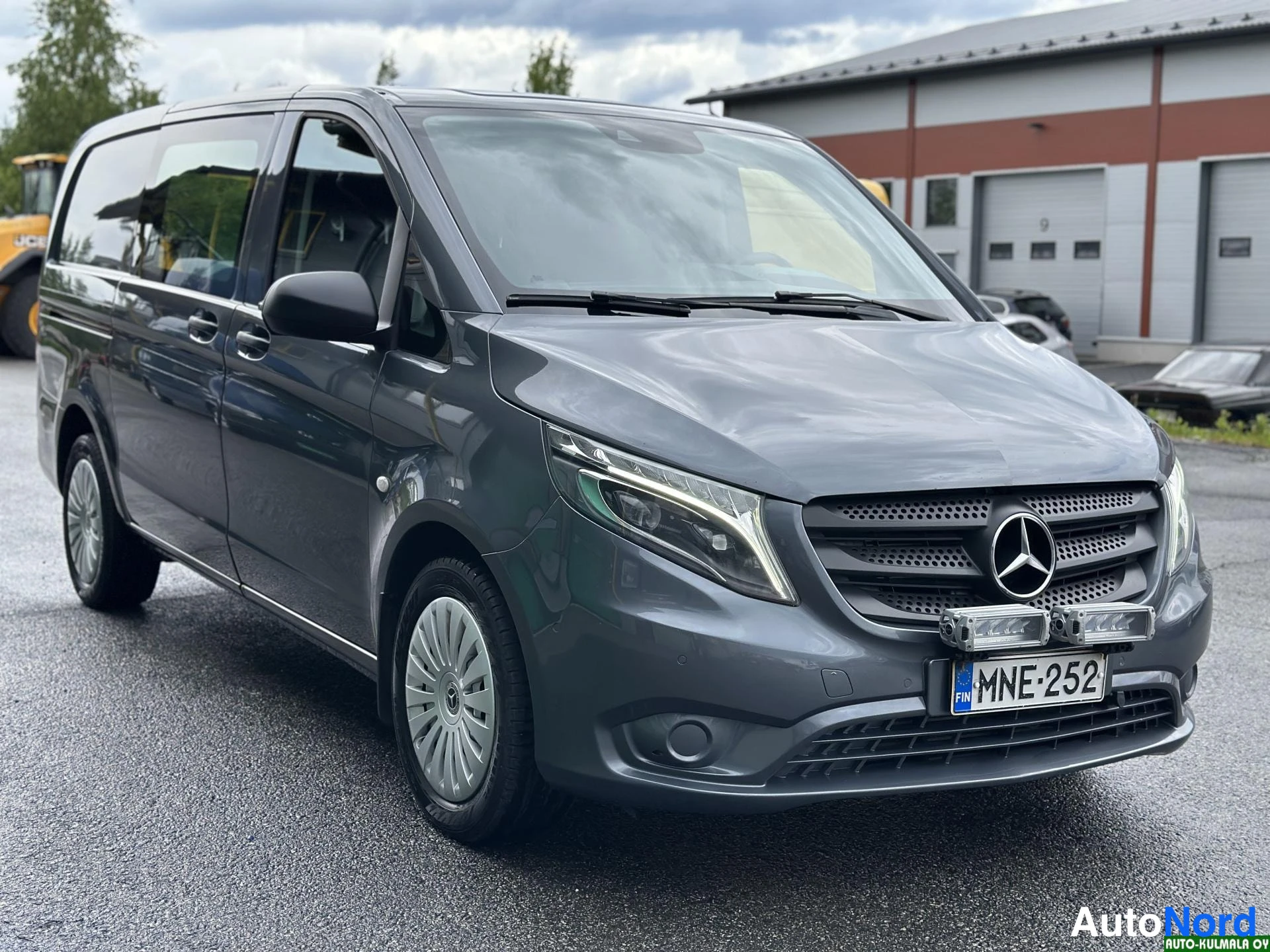 Harmaa Mercedes-Benz Vito 116 CDI 2017, etuviisto, keula oikealle, kuva 4