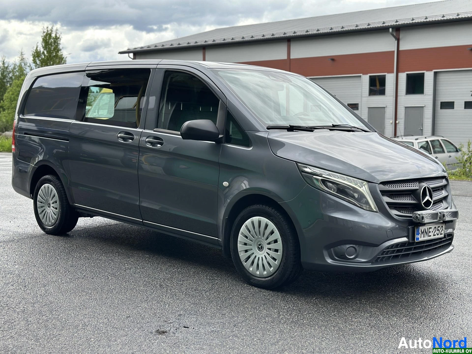 Harmaa Mercedes-Benz Vito 116 CDI 2017, etuviisto, keula oikealle, kuva 5
