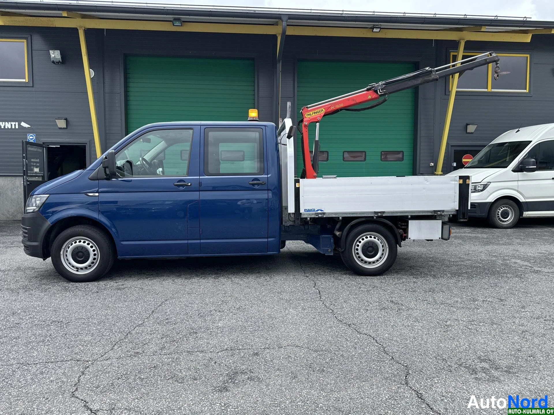 Sininen Volkswagen Transporter 2018, etuviisto, keula vasemmalle, kuva 2