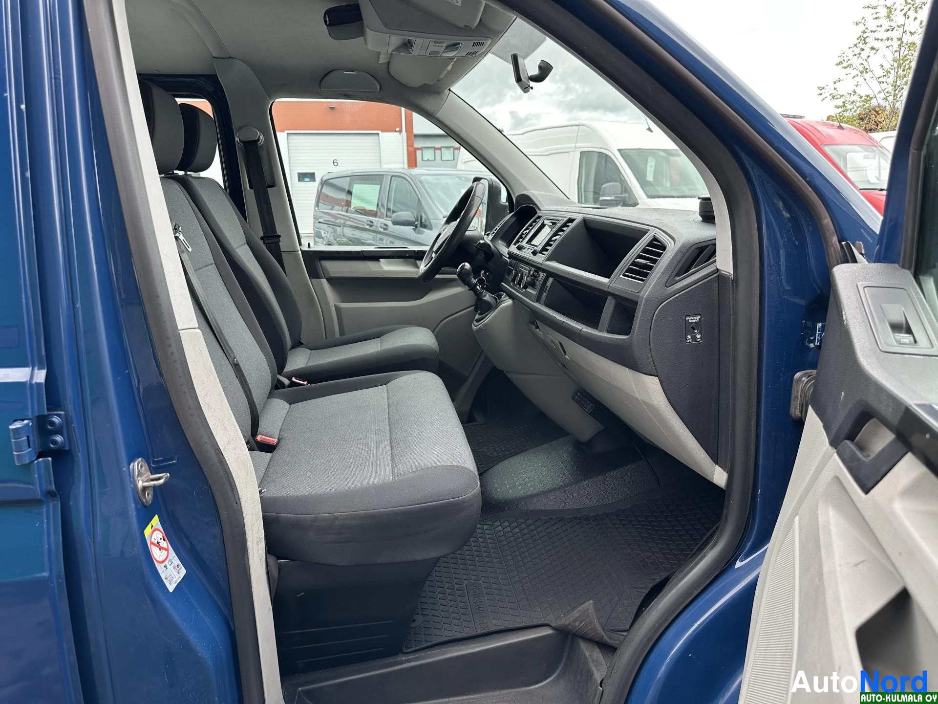Sininen Volkswagen Transporter 2018, etuistuimet, kuva 24