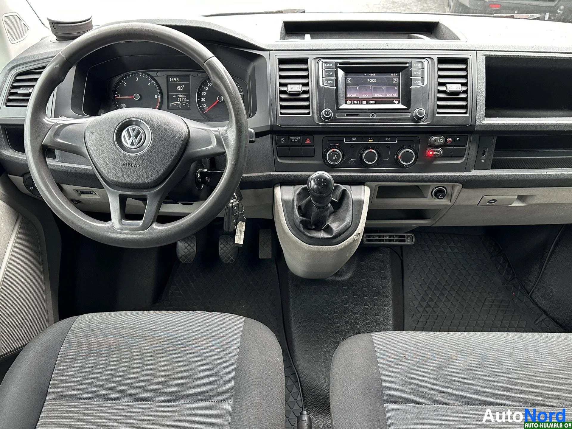 Sininen Volkswagen Transporter 2018, ohjaamo, kuva 21