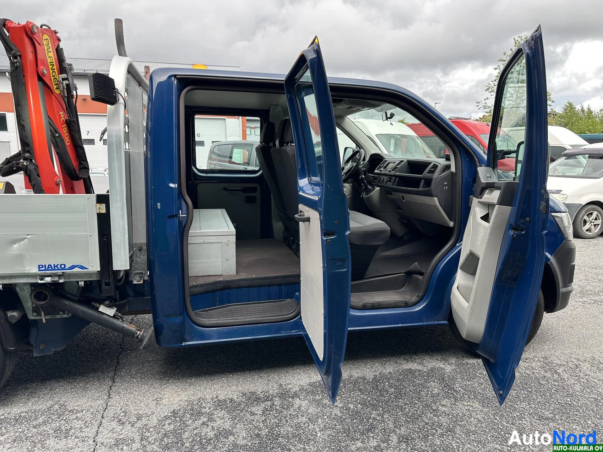 Sininen Volkswagen Transporter 2018, etuviisto, keula vasemmalle, kuva 4