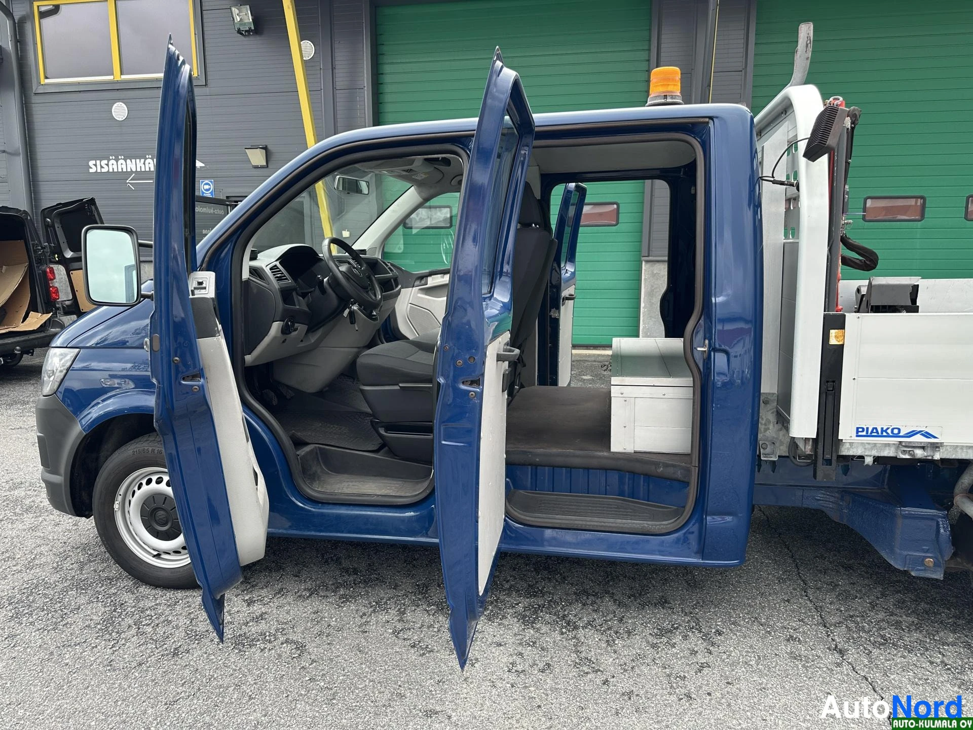 Sininen Volkswagen Transporter 2018, etuviisto, keula vasemmalle, kuva 3